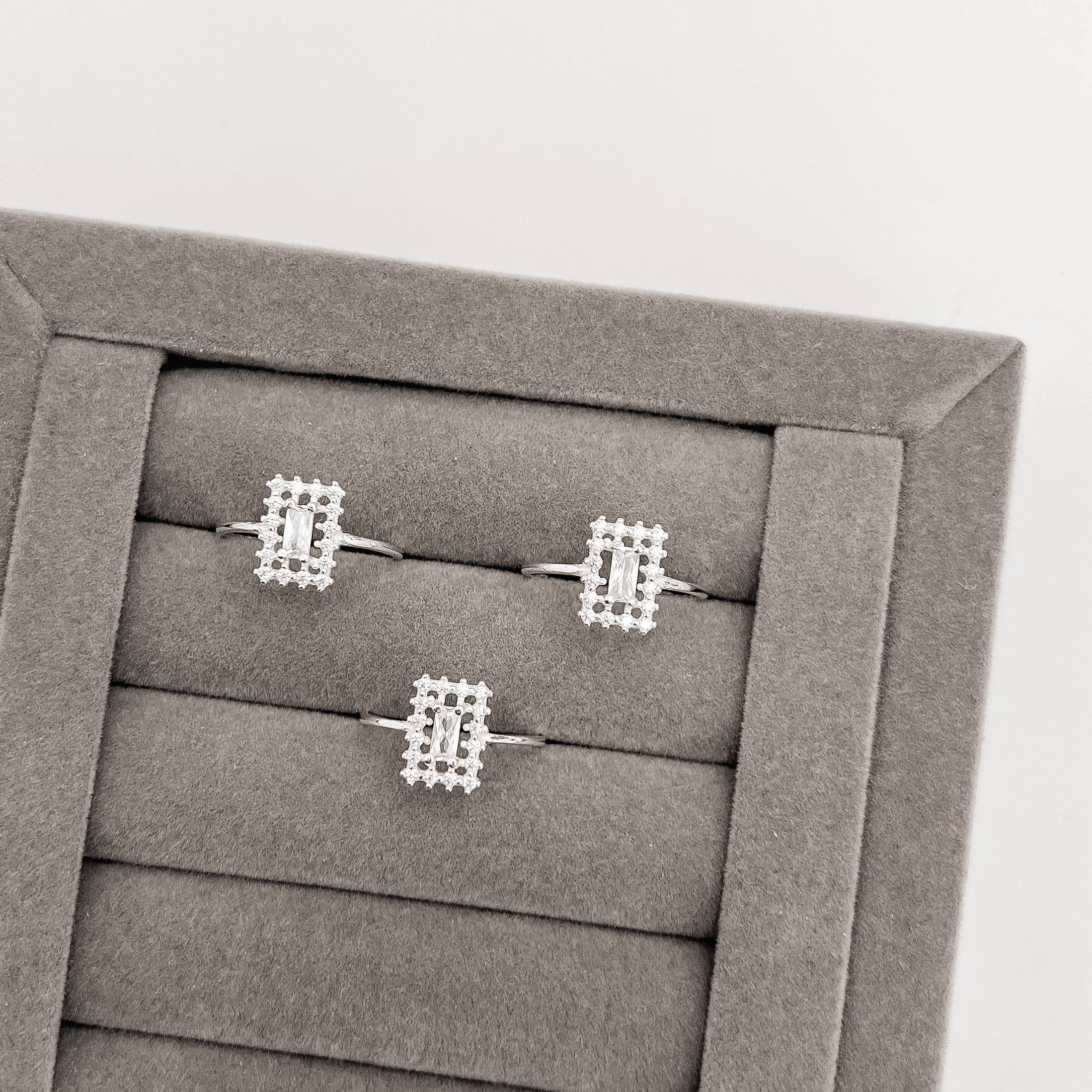 Anel zircônia retangular cristal com cravejado