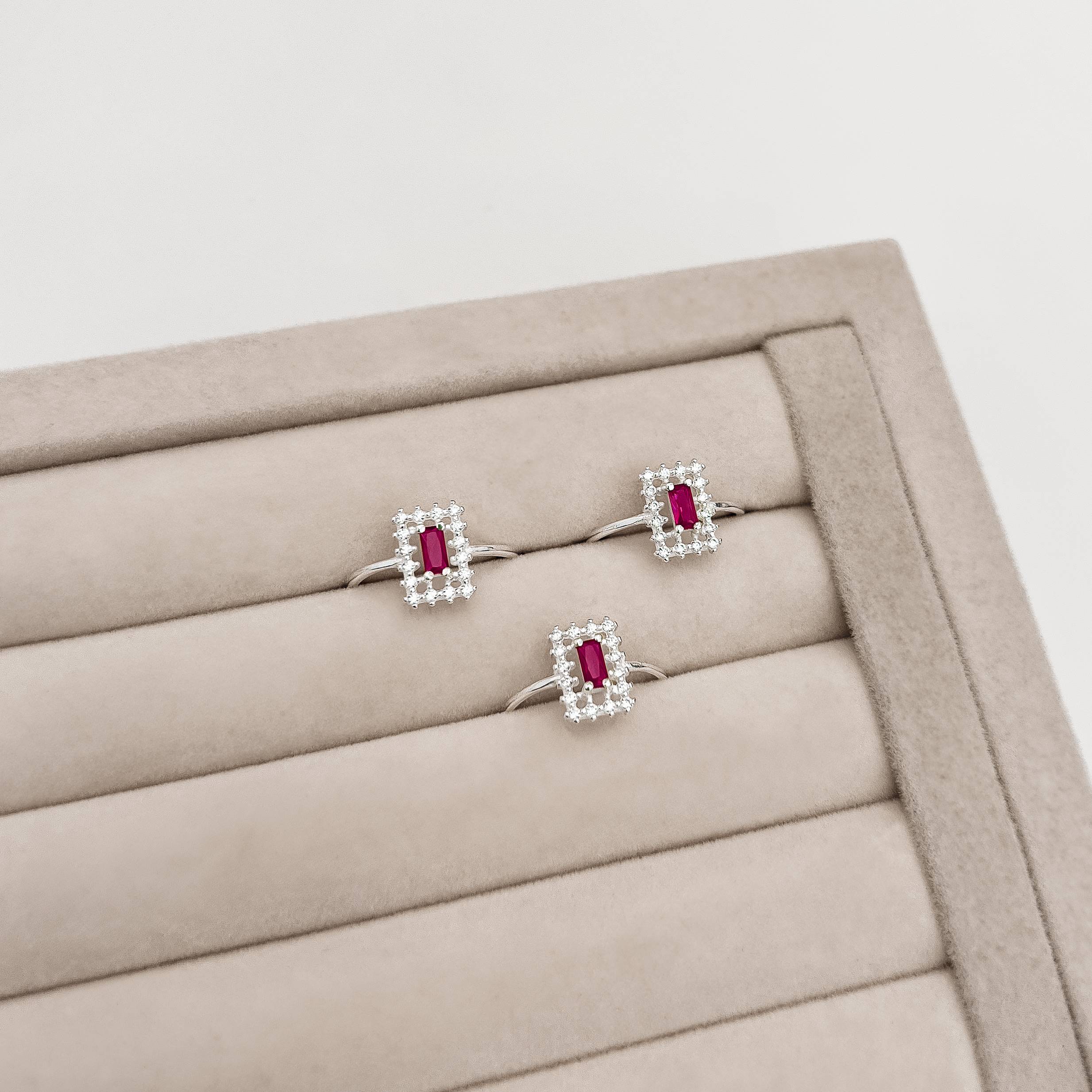 Anel zircônia retangular rubi com cravejado