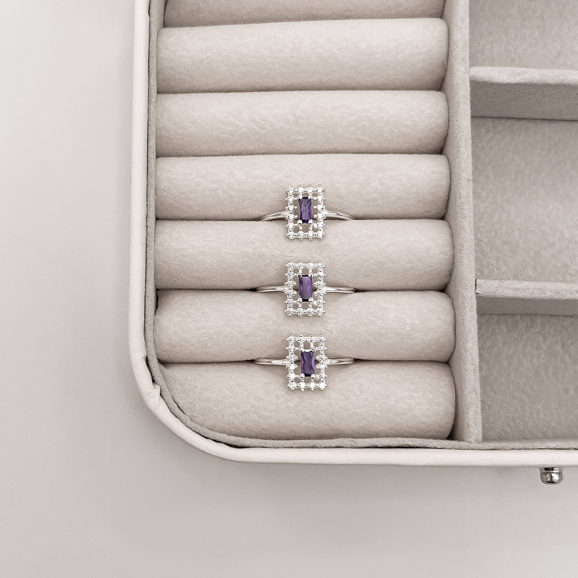 Anel zircônia retangular ametista com cravejado