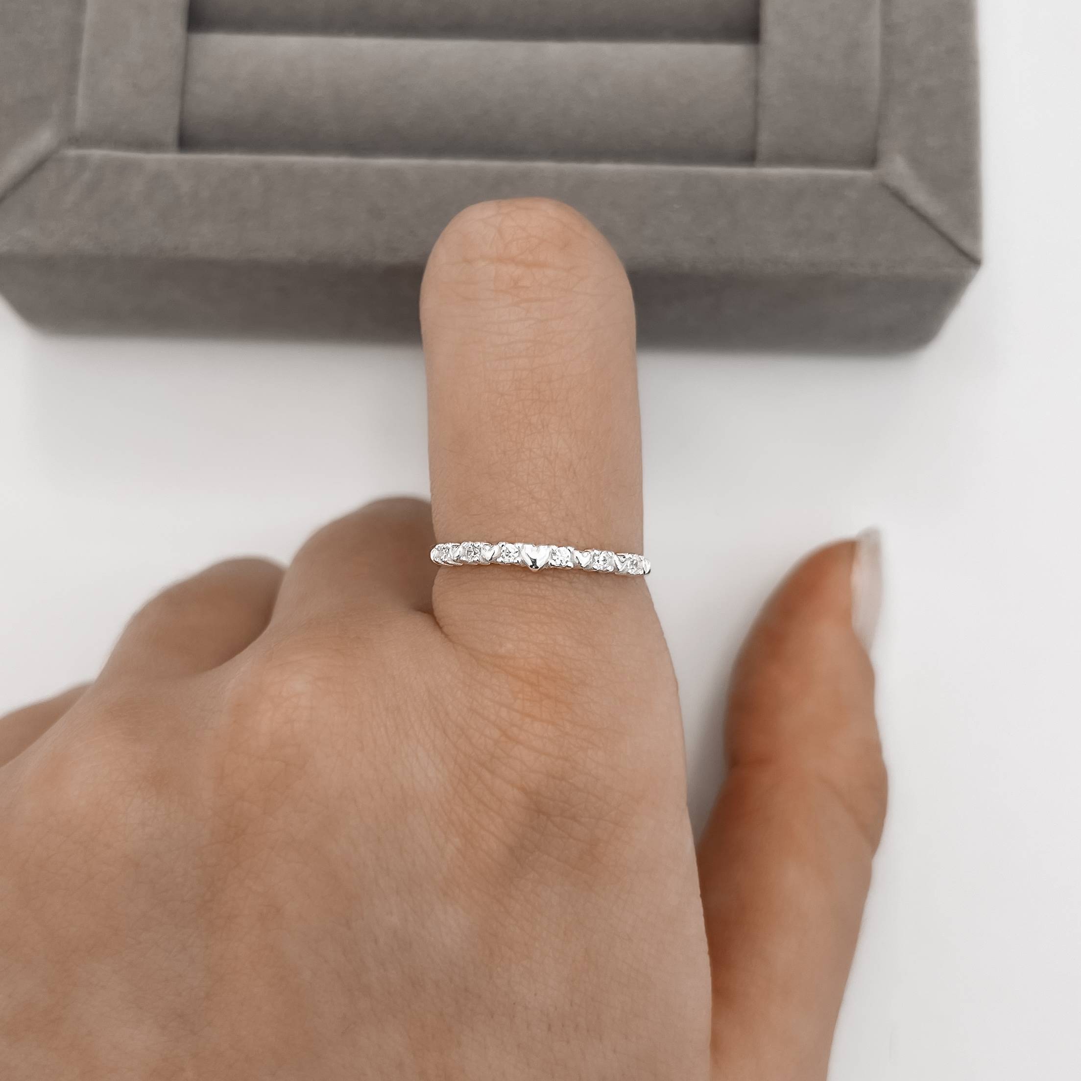 Anel meia aliança com corações