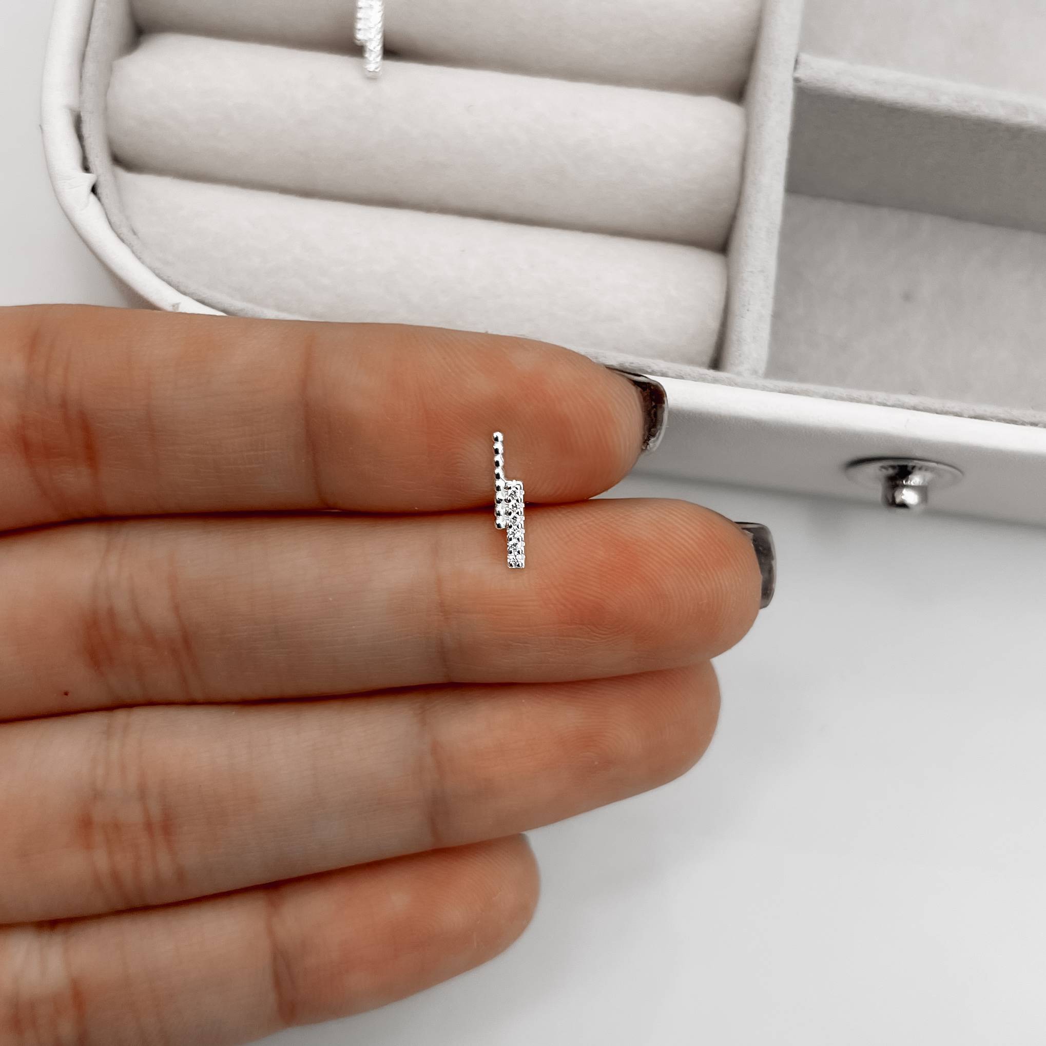 Piercing haste palitos fio bolinha e cravejado 11mm orelha esquerda