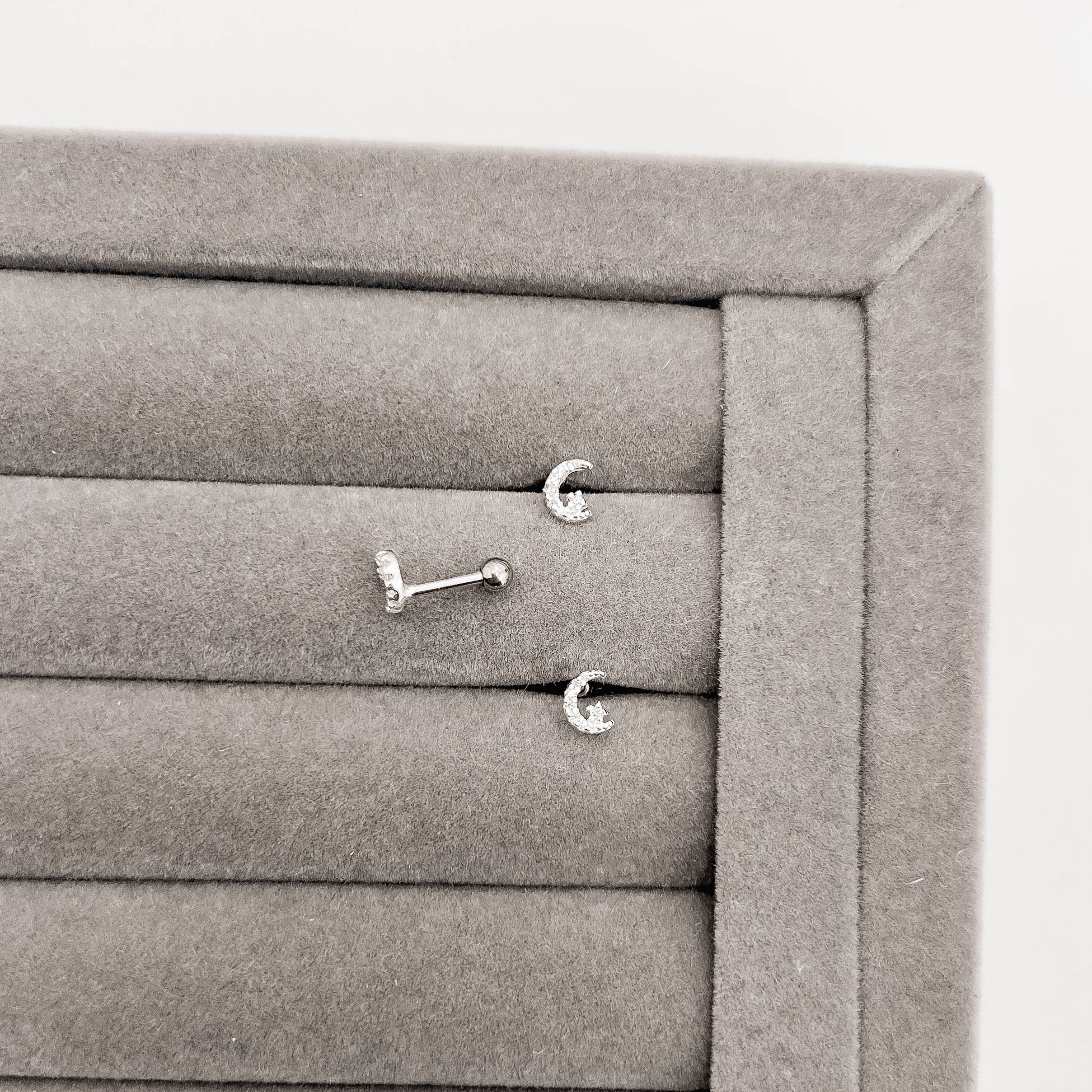 Piercing haste lua cravejada com estrela 5mm orelha direita