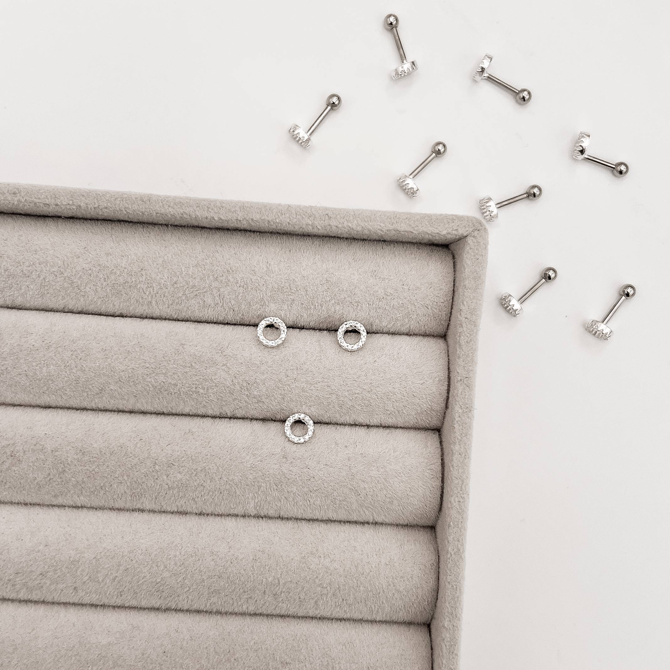 Piercing haste círculo vazado cravejado 5mm