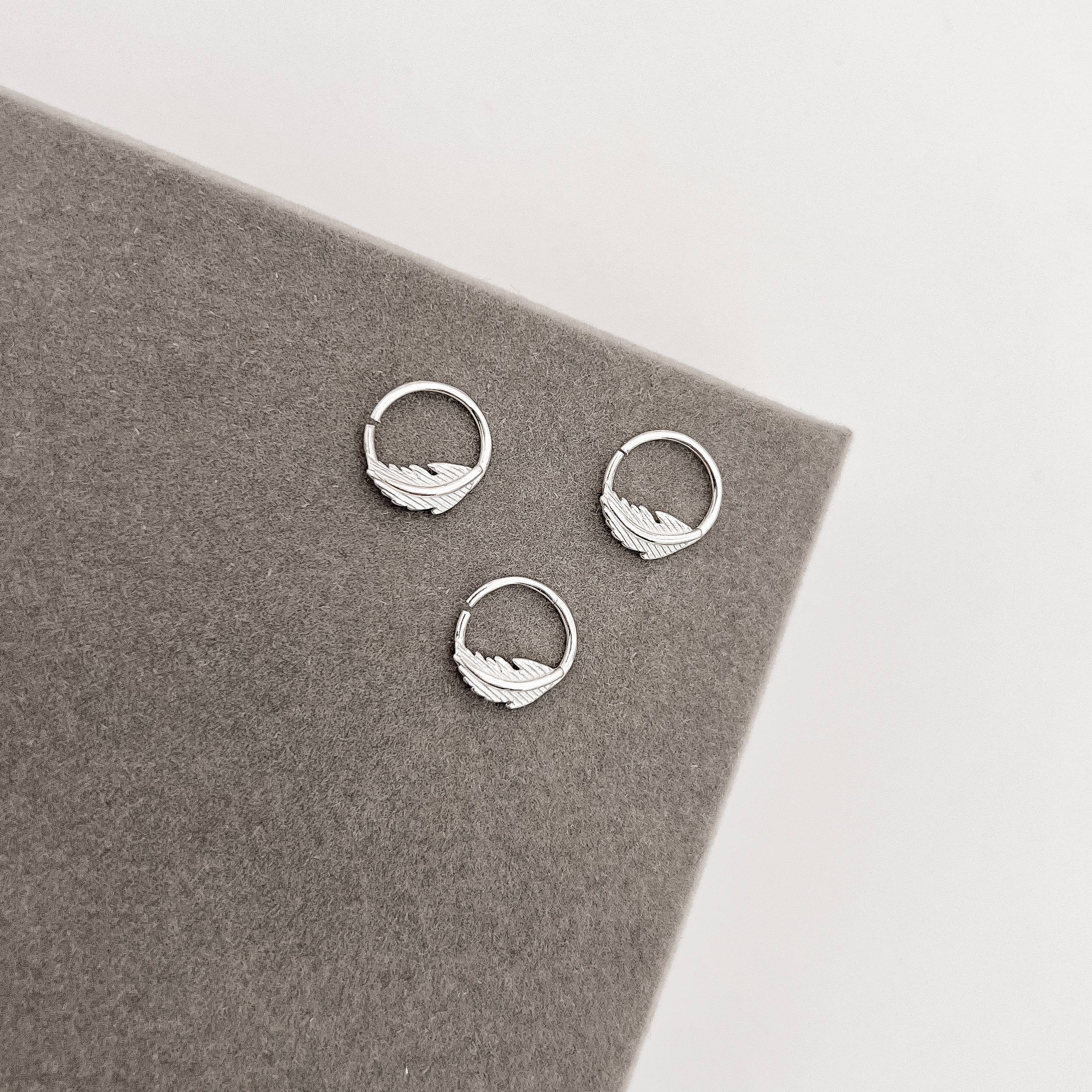 Piercing argola com pena 11mm orelha direita