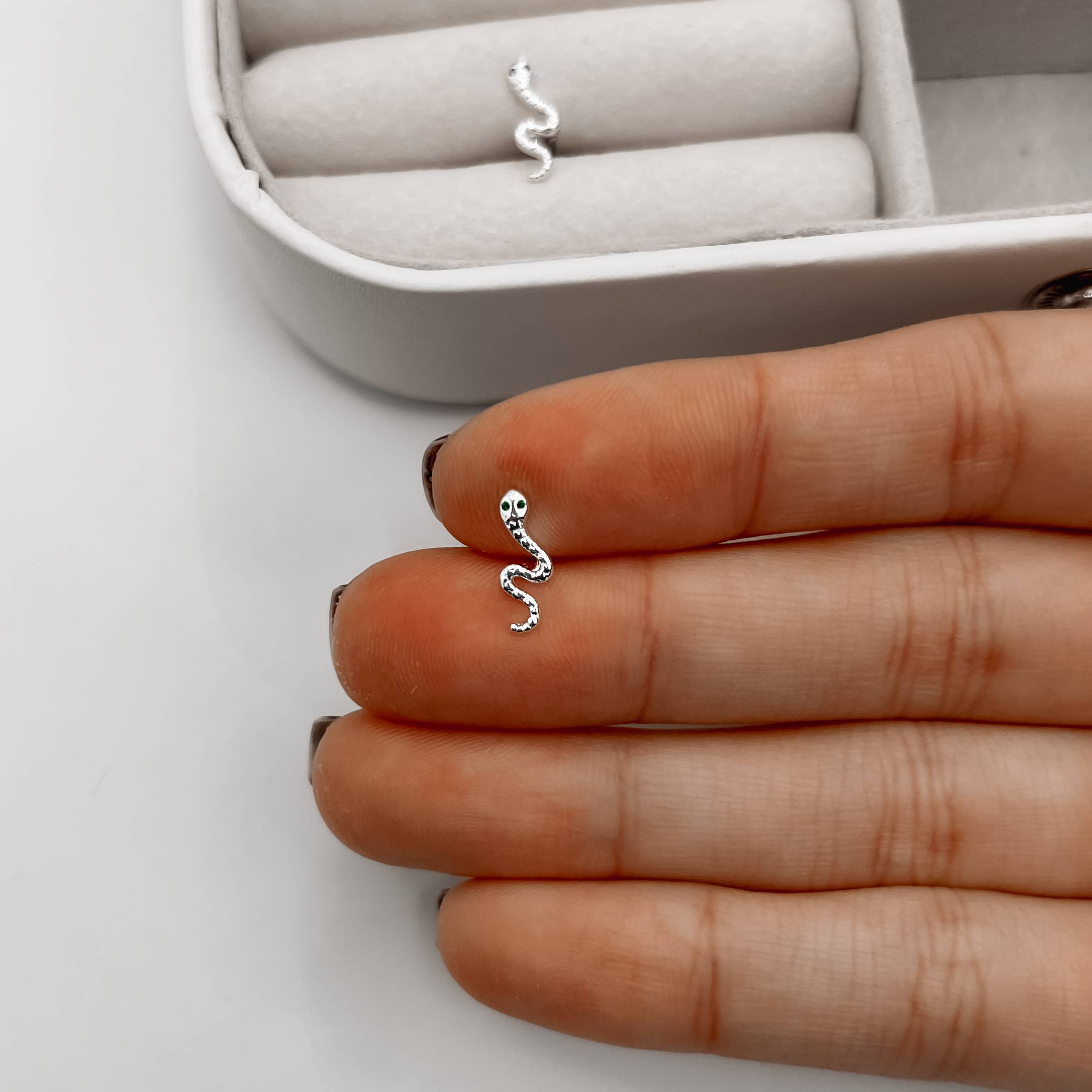 Piercing haste cobra desenhada com zircônia verde 12mm orelha direita