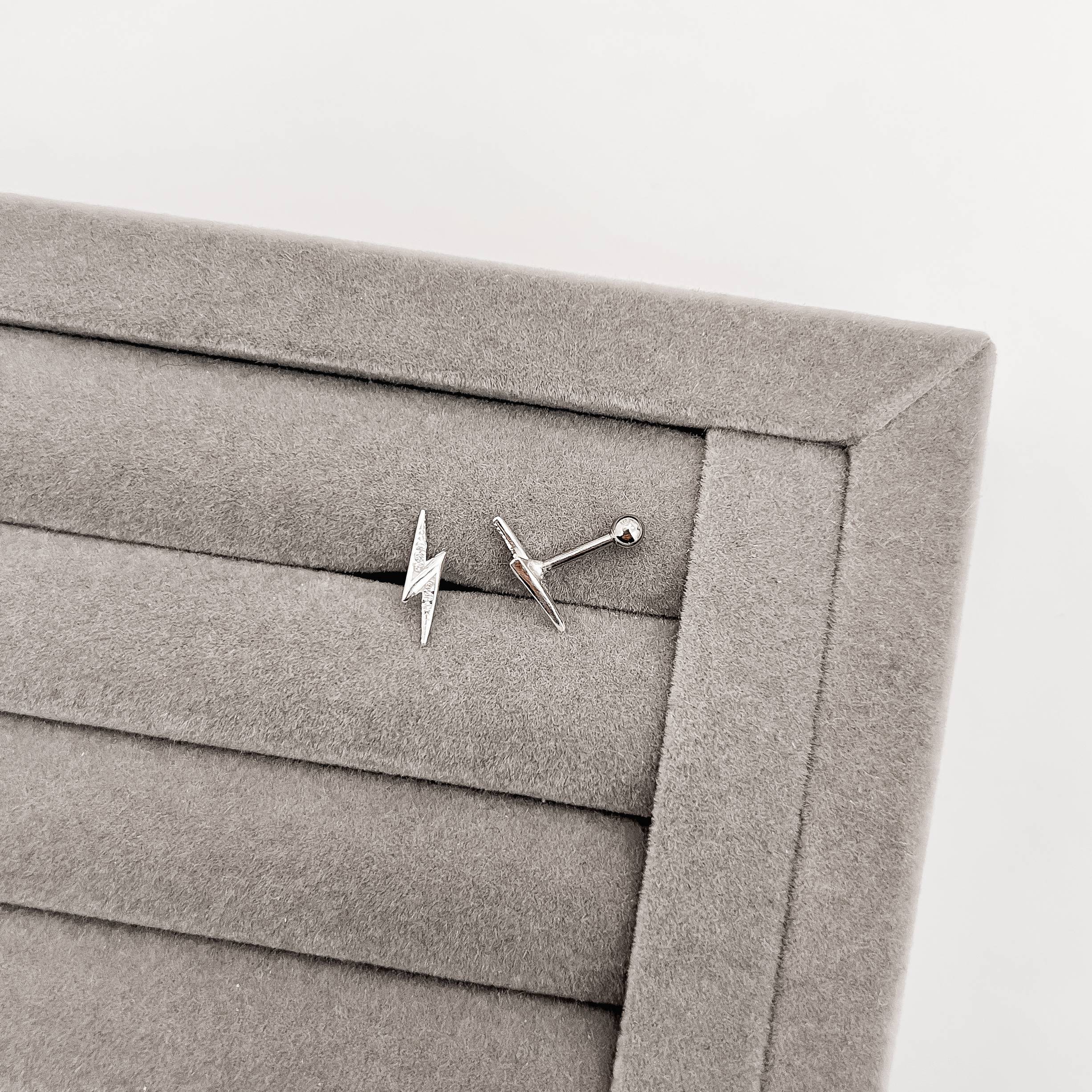 Piercing haste raio com zircônias 17mm orelha esquerda