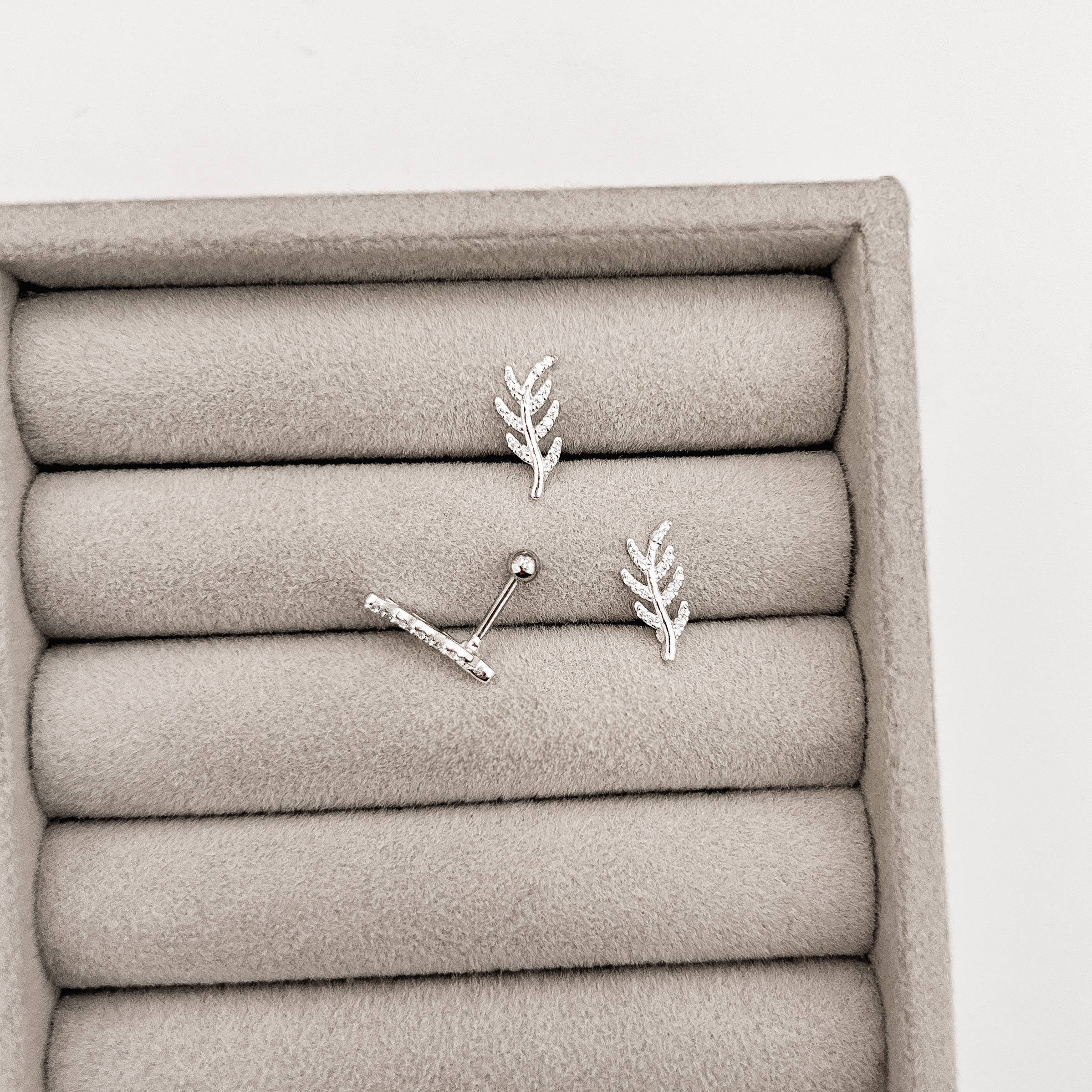 Piercing haste hera cravejada 13mm orelha direita