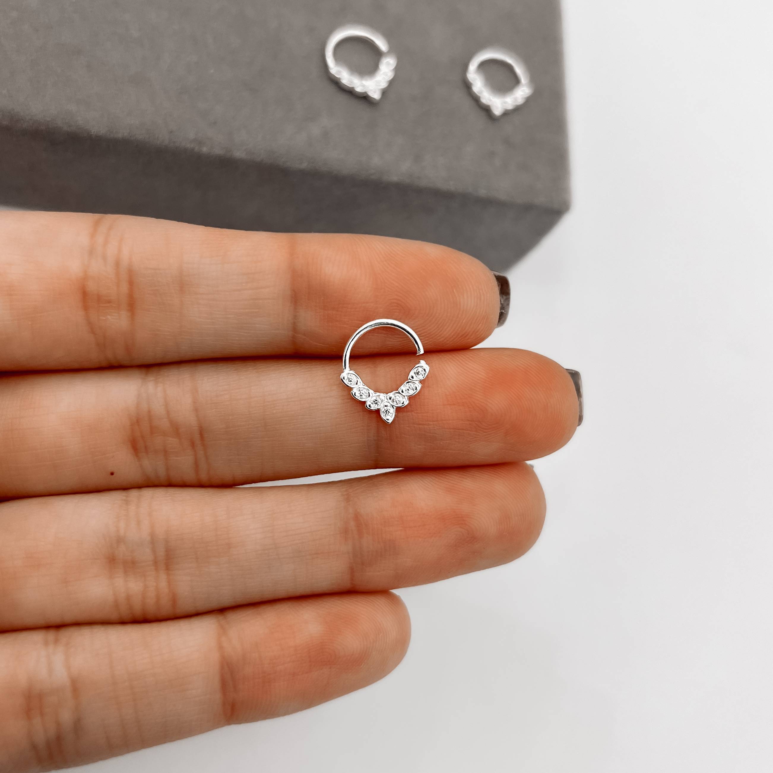 Piercing argola 10mm 7 zircônias orelha esquerda