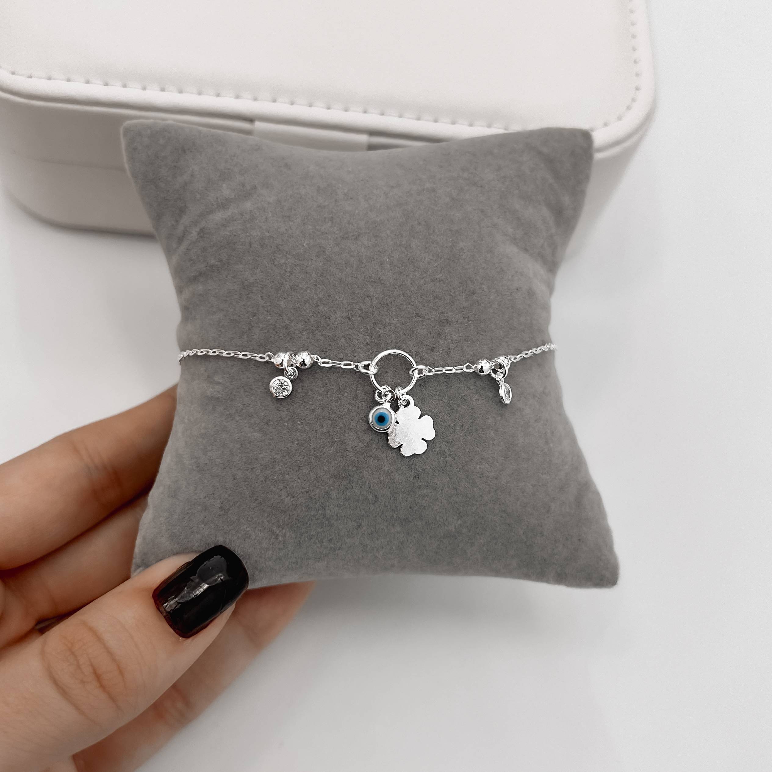 Pulseira entremeio bolas e círculo com pingentes olho grego, trevo e zircônias