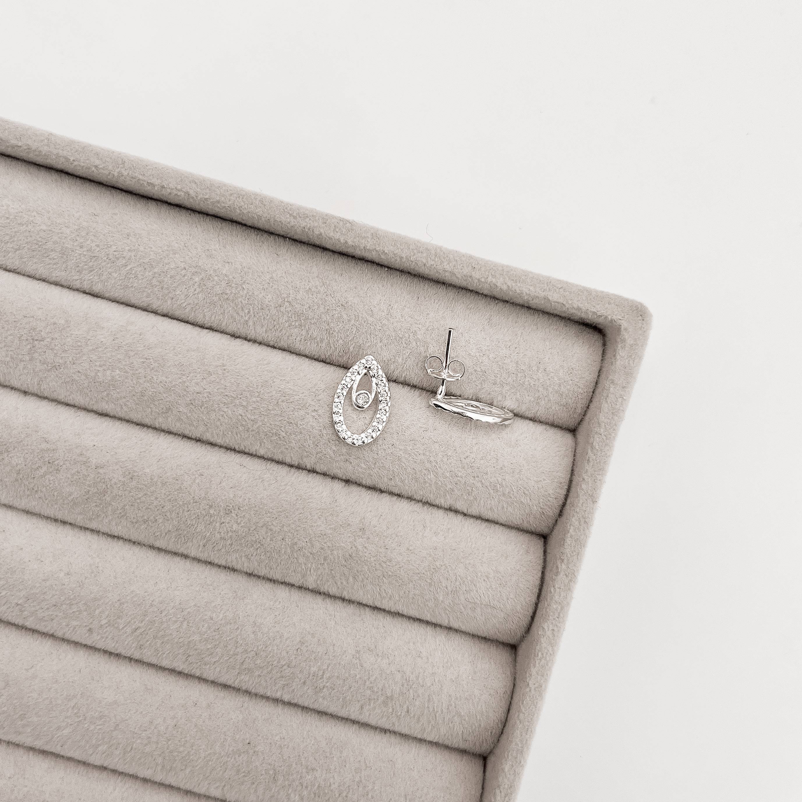 Brinco gota vazada cravejada 14mm