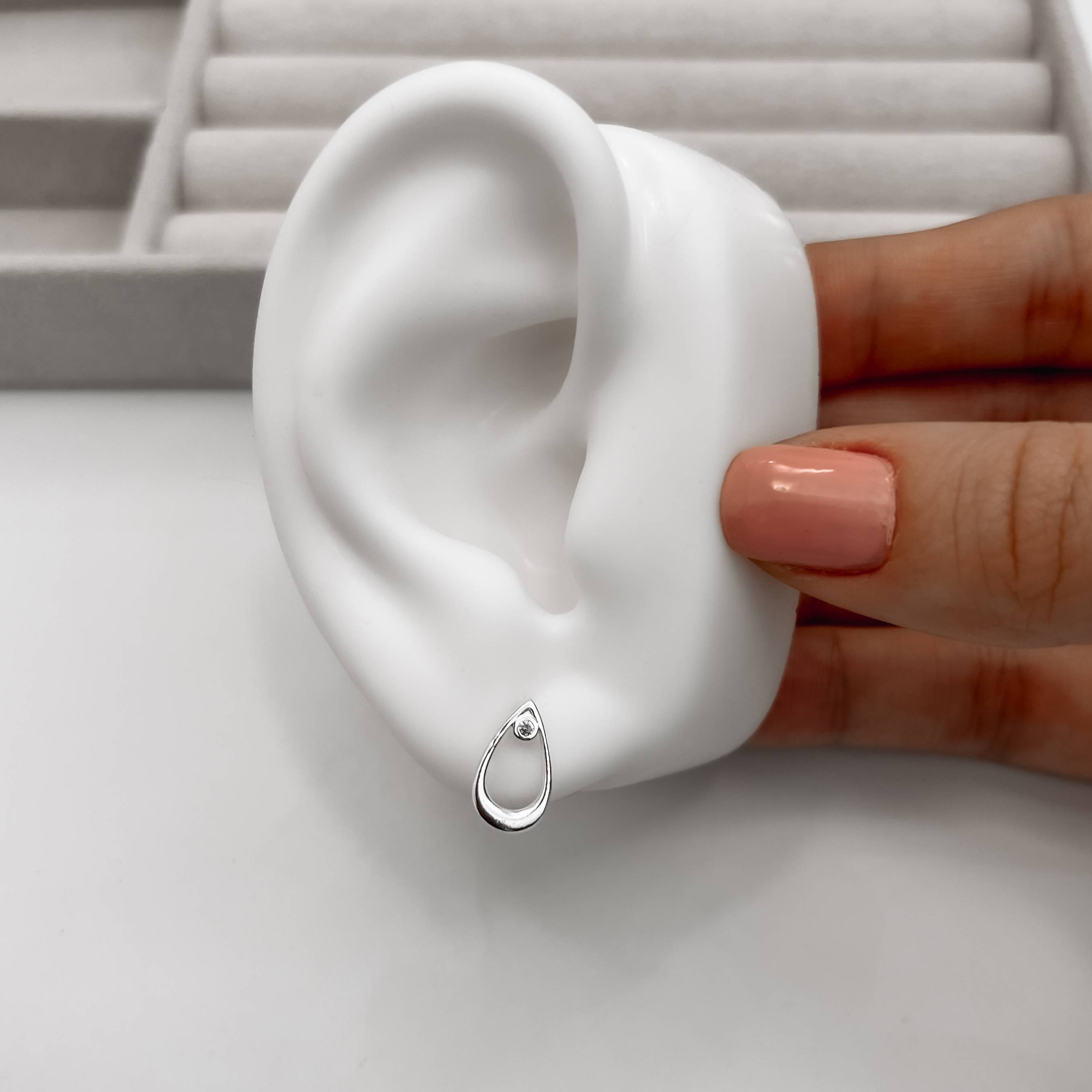 Imagem Brinco gota vazada detalhe zircônia 12mm