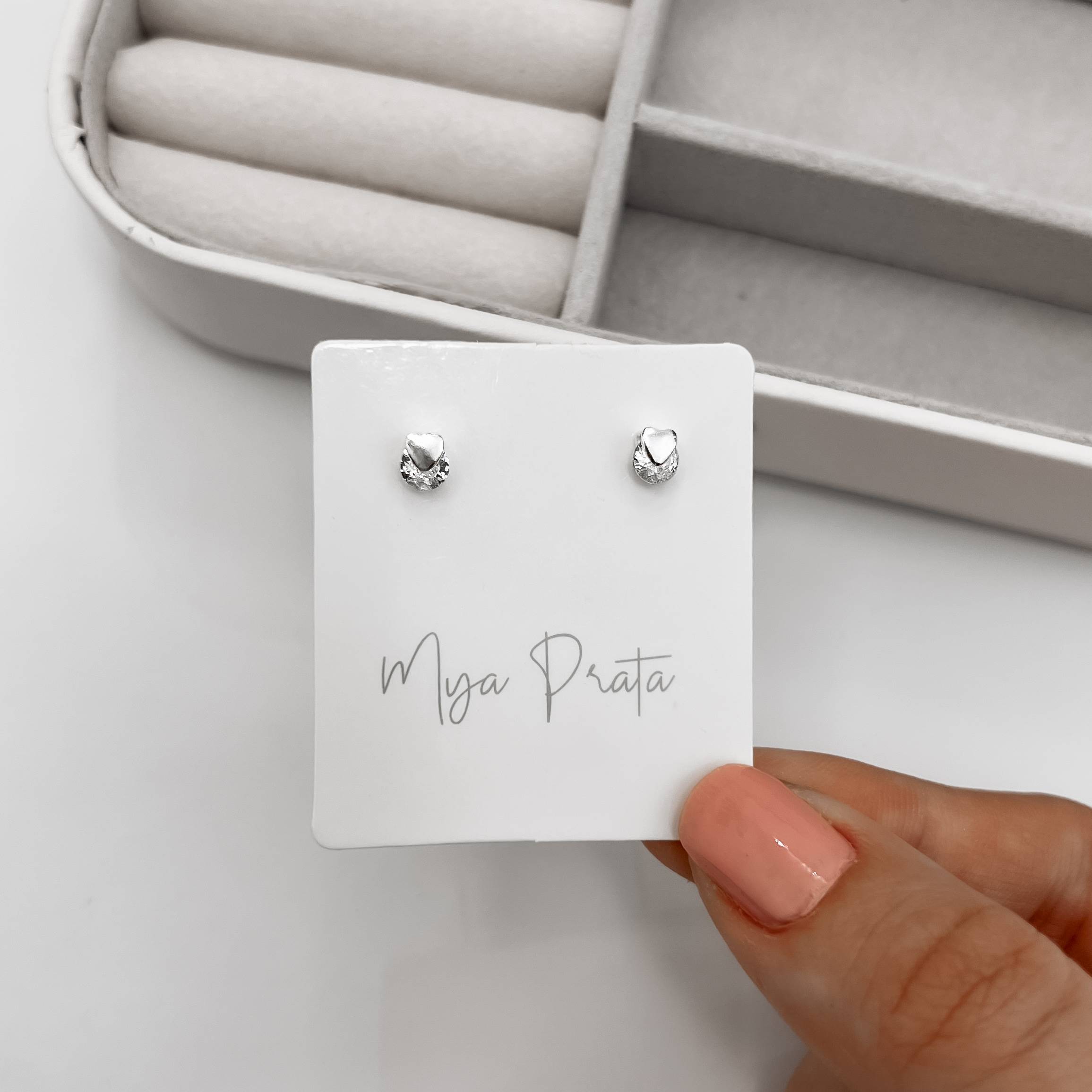 Imagem Secundária Brinco coração com zircônia redonda 5mm