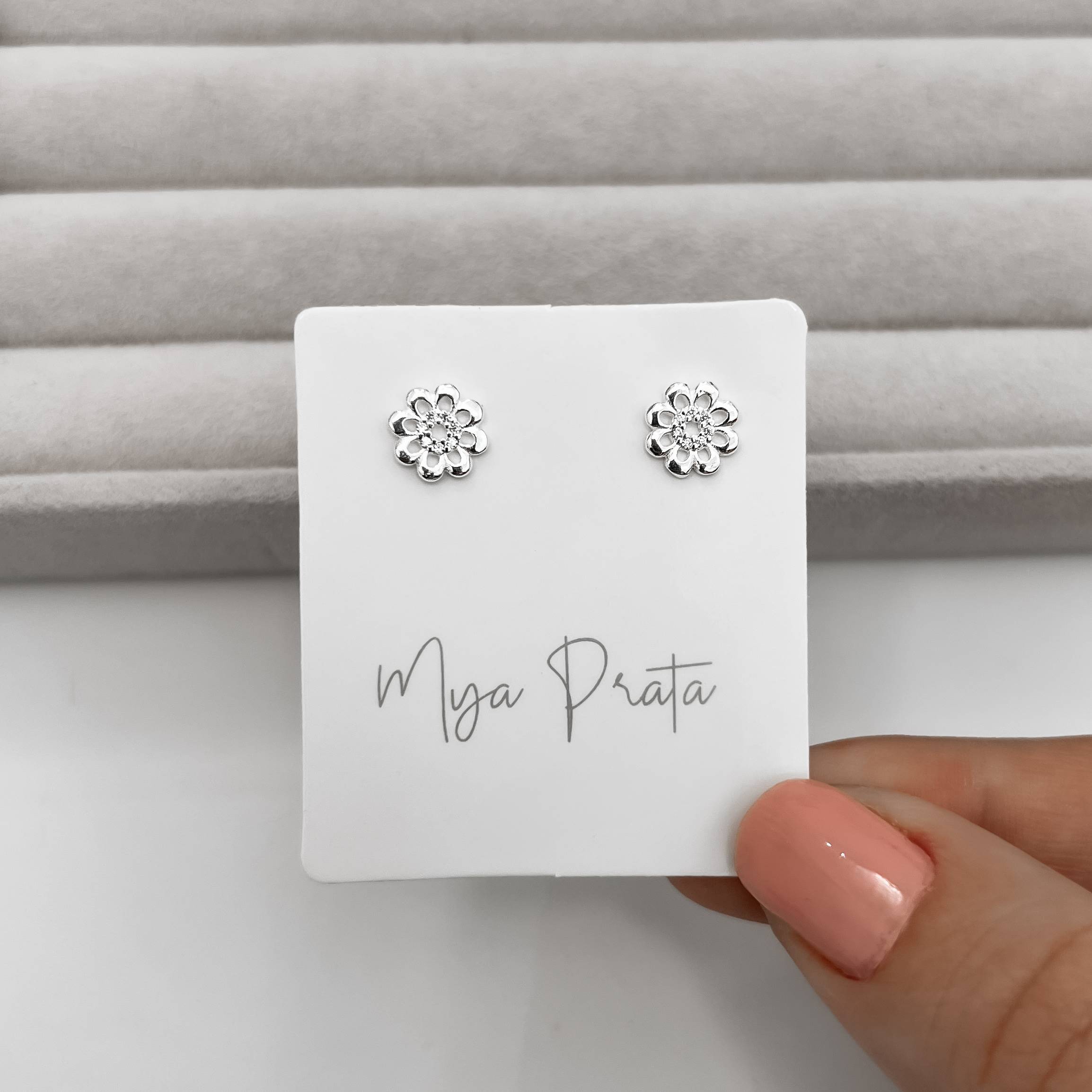 Imagem Brinco flor vazada cravejada 8mm