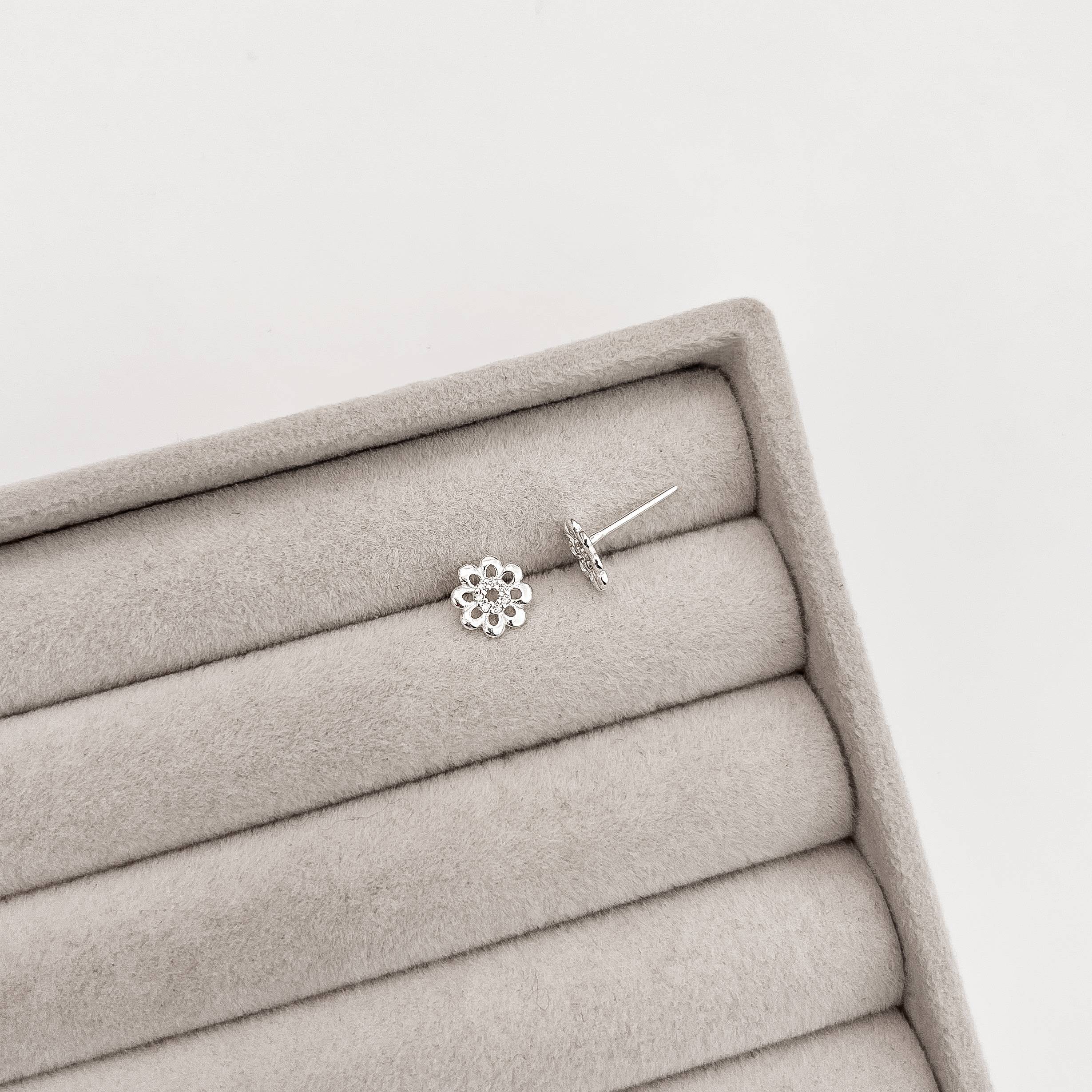 Imagem Secundária Brinco flor vazada cravejada 8mm