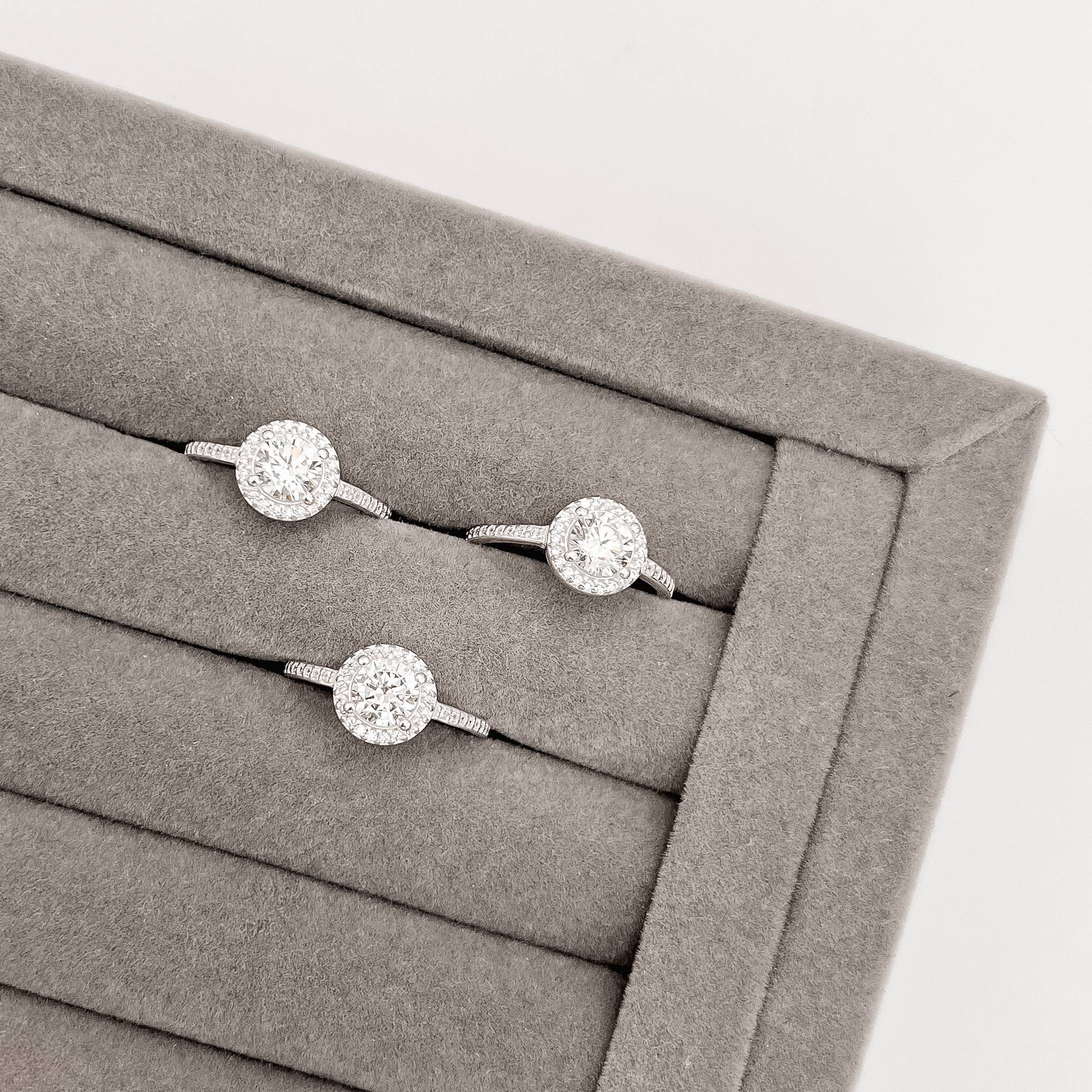 Anel zircônia redonda 6mm com cravejado cristal