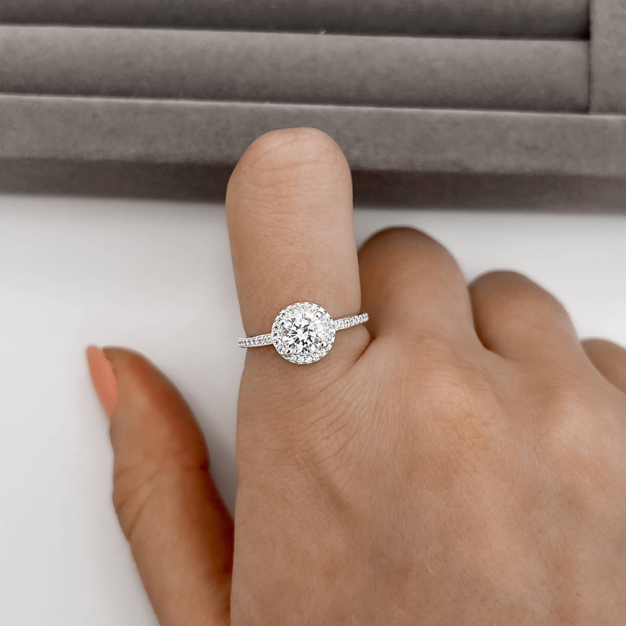 Imagem Secundária Anel zircônia redonda 6mm com cravejado cristal