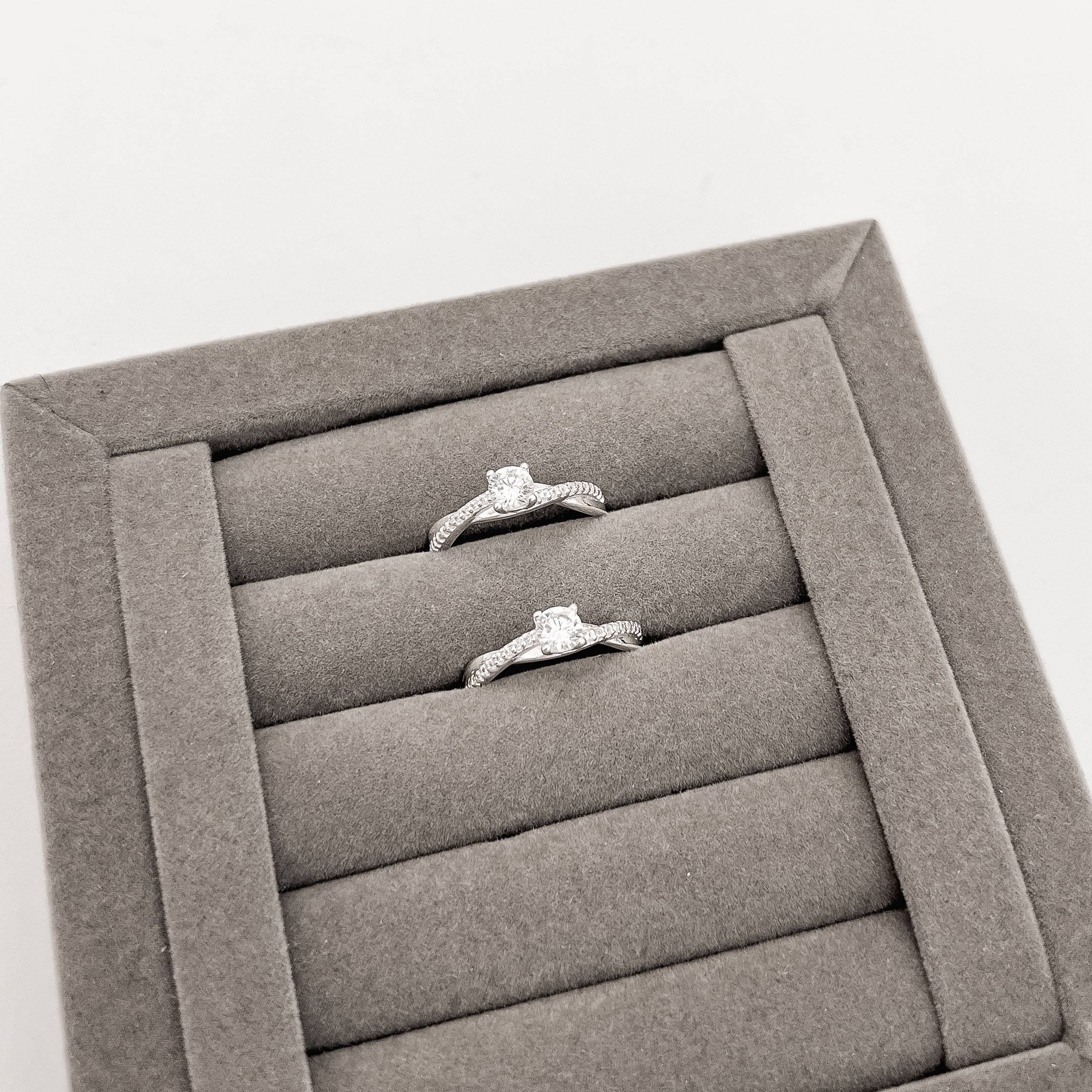 Anel solitário 5mm com fio trançado cravejado