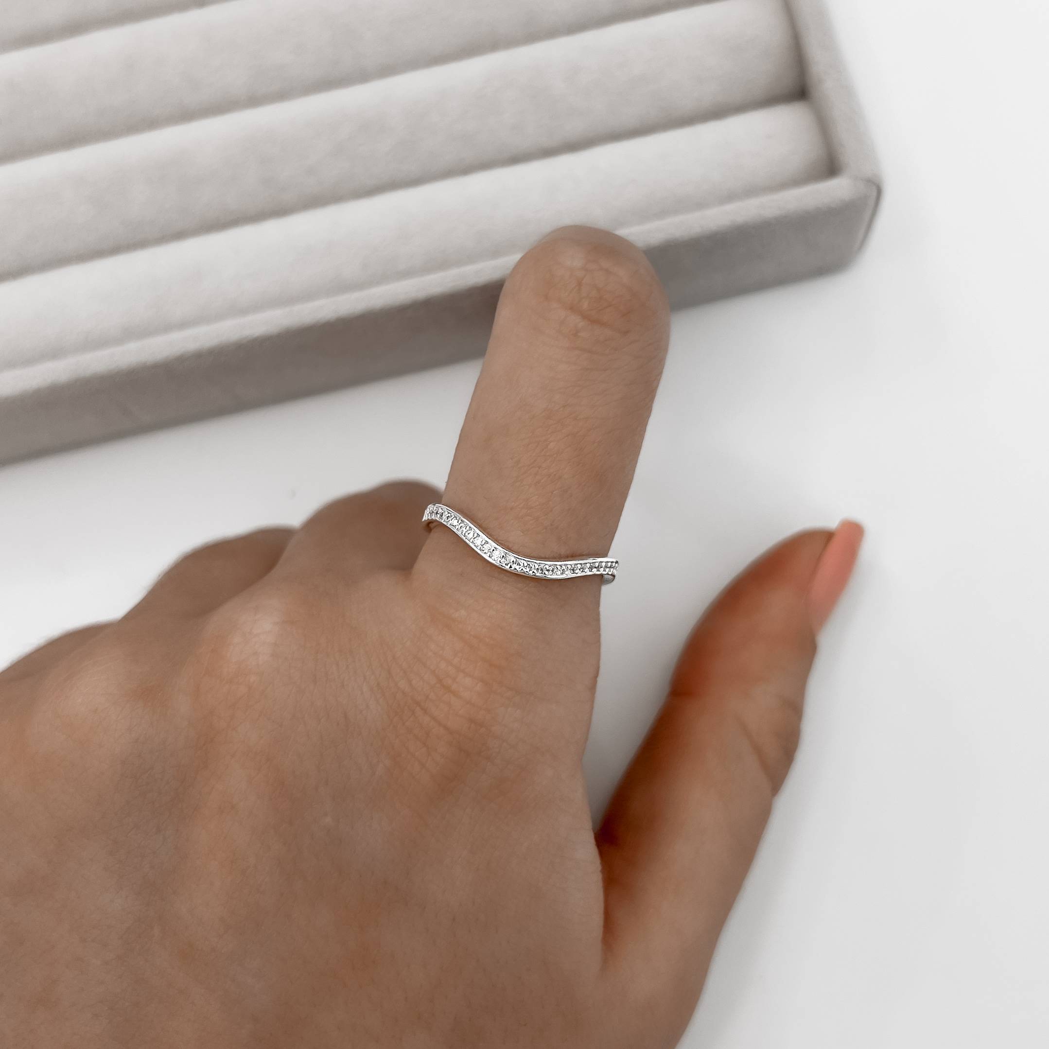 Anel ondulado todo cravejado