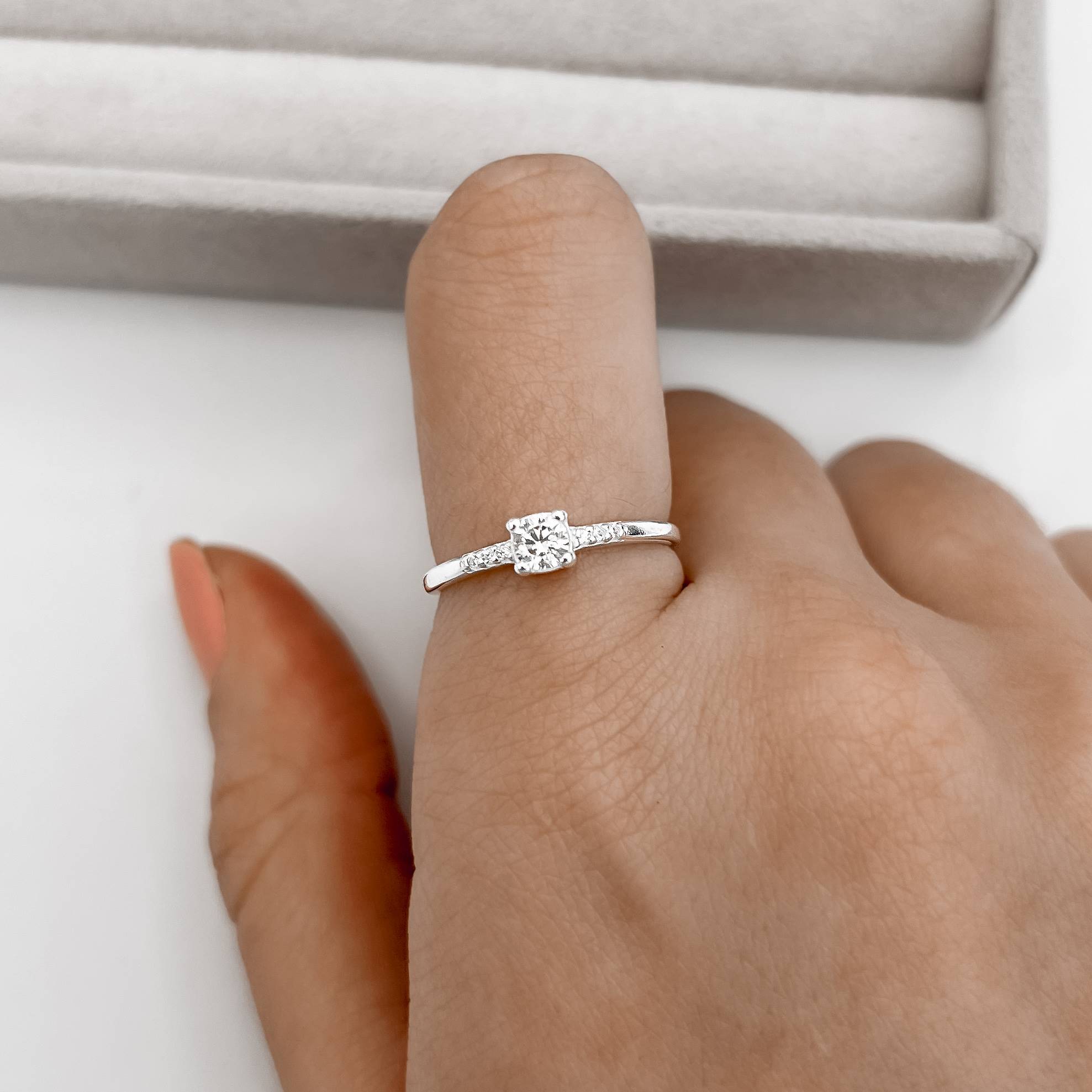 Anel solitário 4mm caixa alta com cravejado