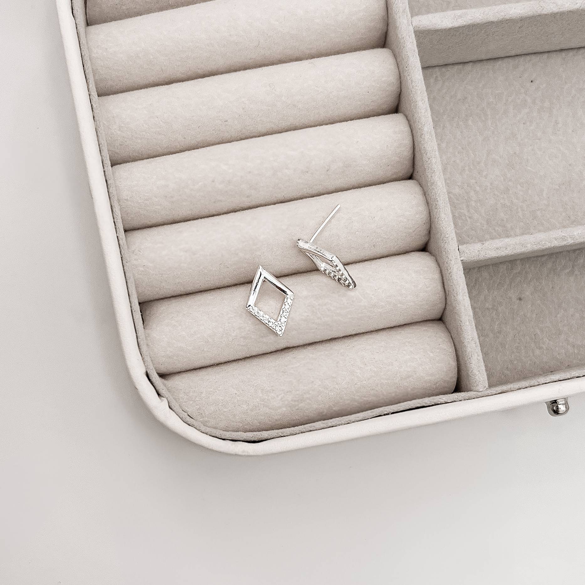 Imagem Secundária Brinco losango vazado detalhe cravejado 14mm