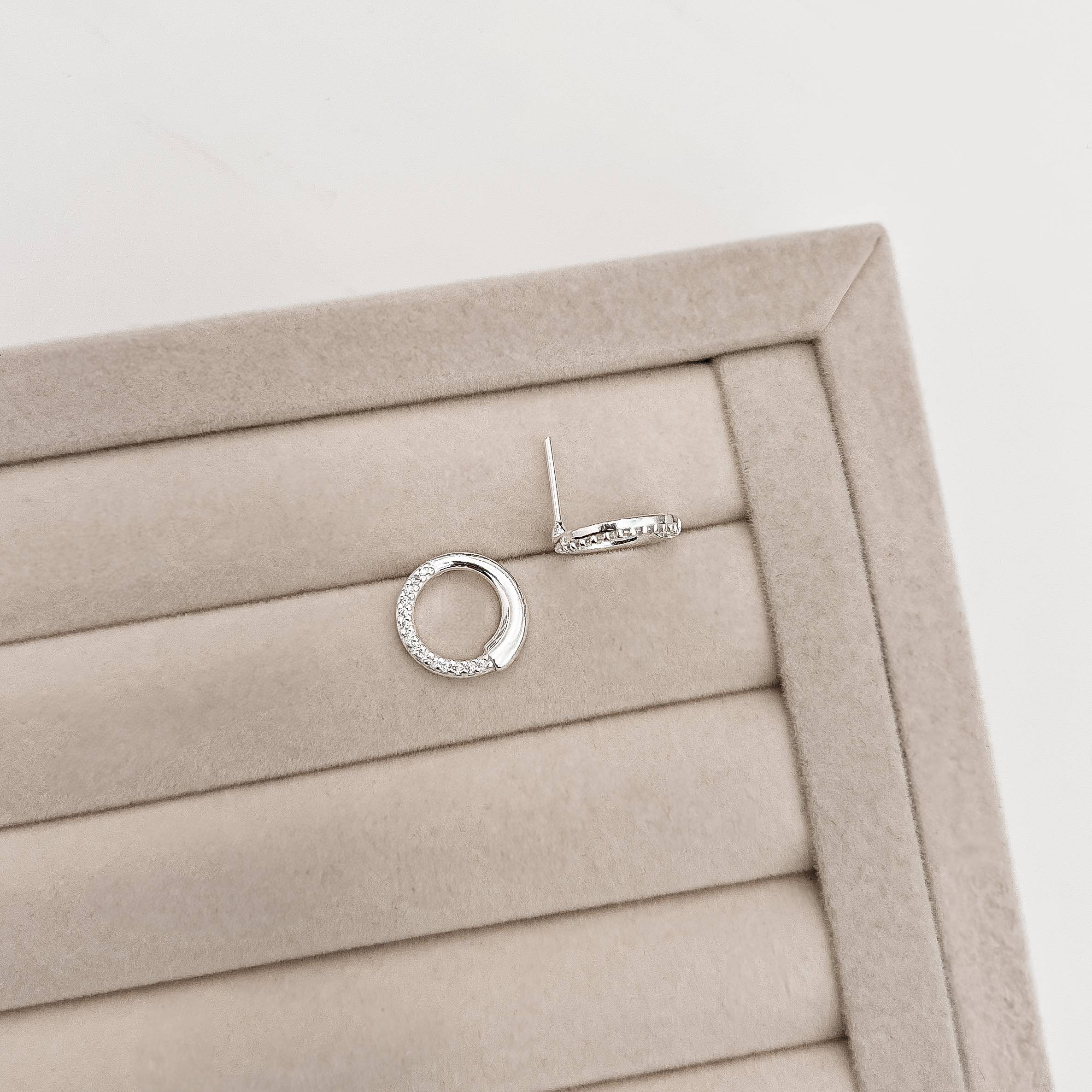 Imagem Secundária Brinco círculo vazado detalhe cravejado 14mm