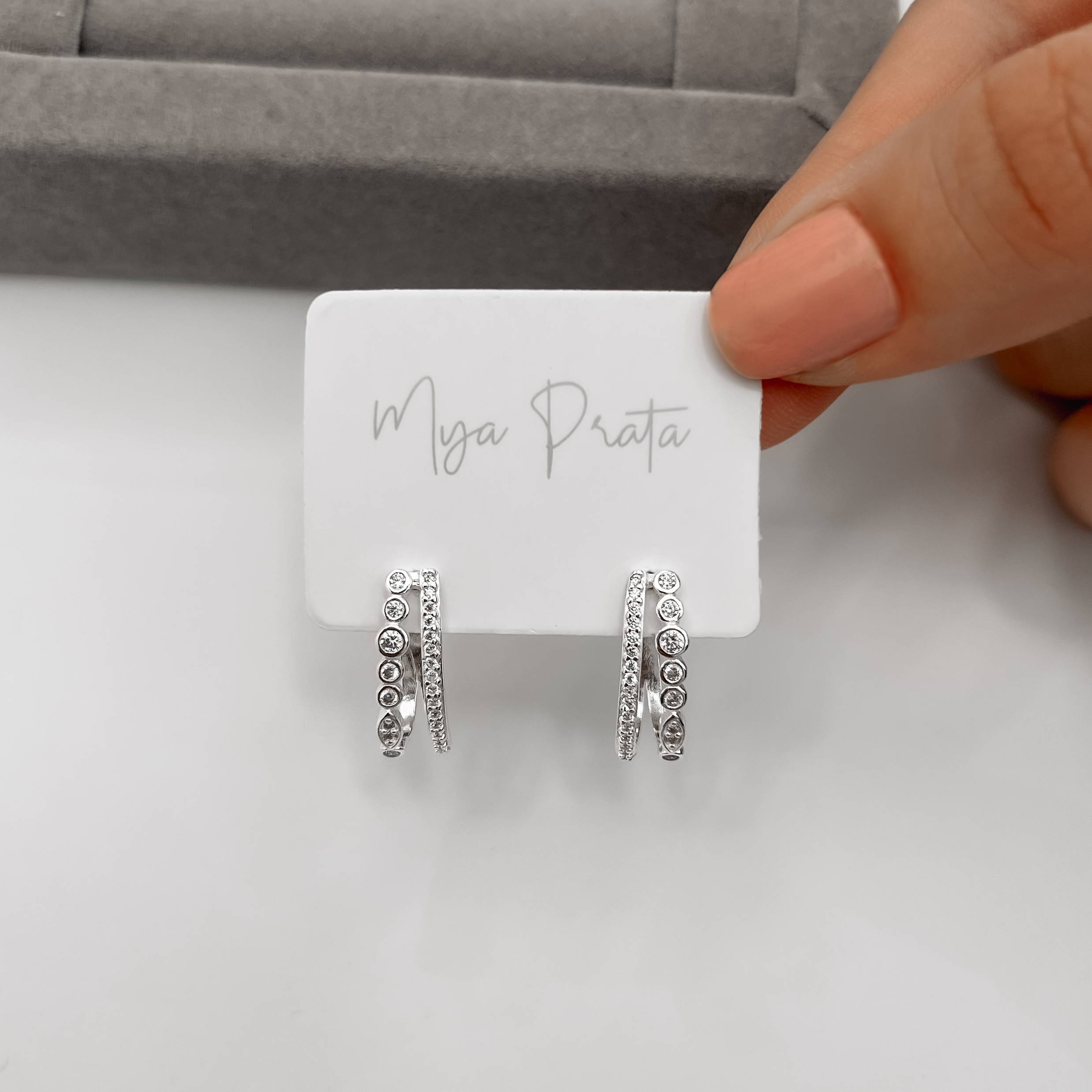 Imagem Secundária Argola oval 2 fios com zircônias 18mm tarraxa