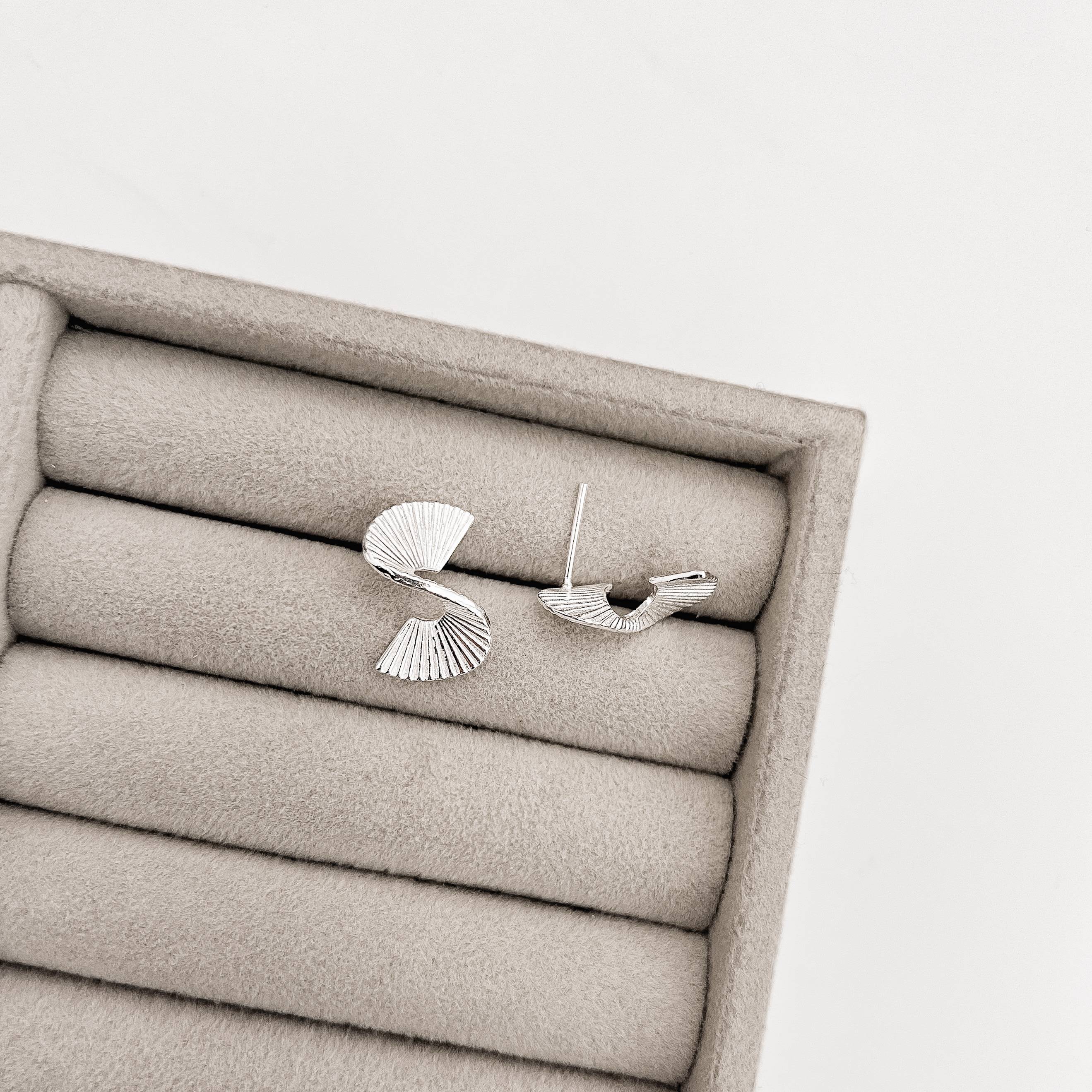 Imagem Brinco curva riscada 17mm