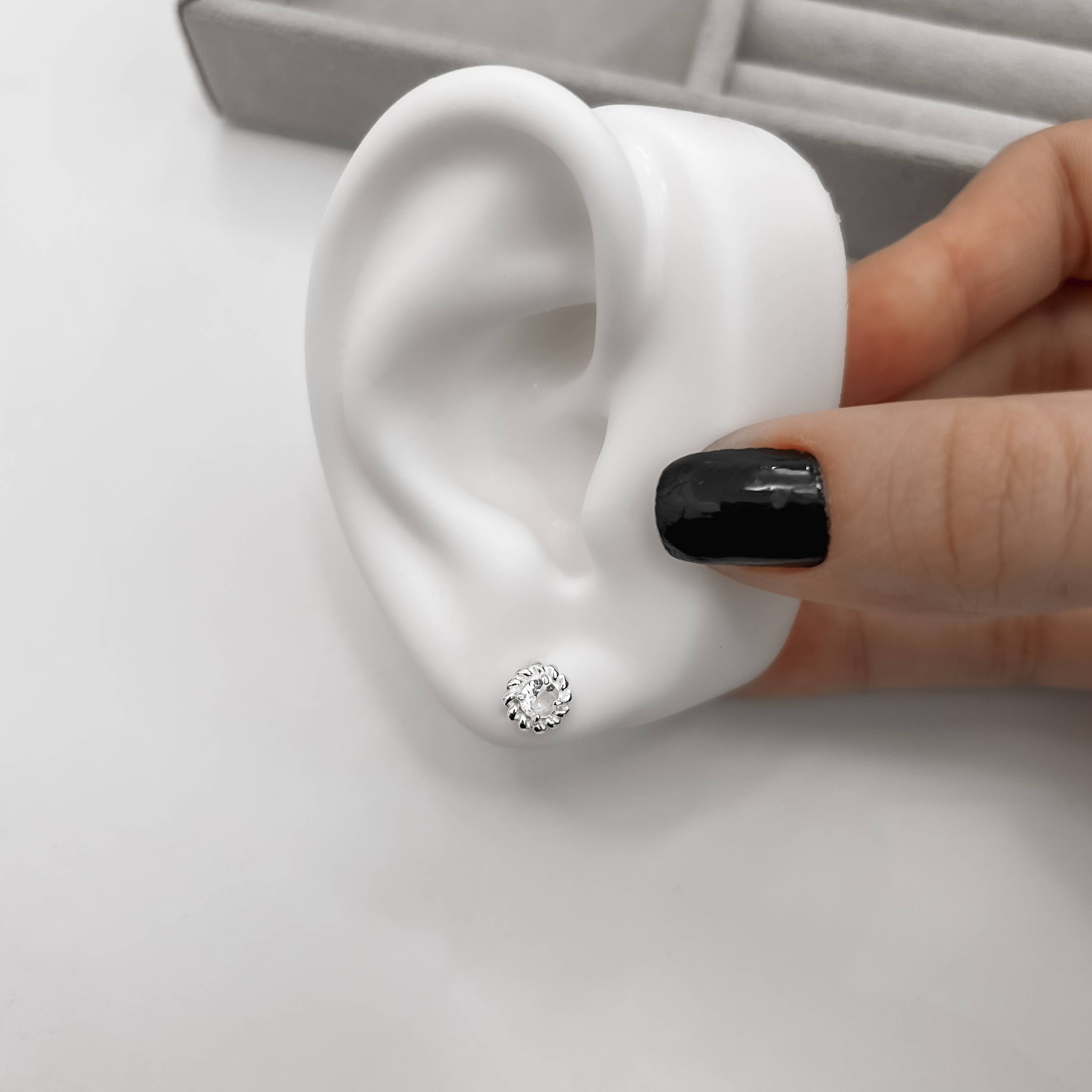 Imagem Secundária Brinco zircônia redonda cristal detalhe torcido 7mm