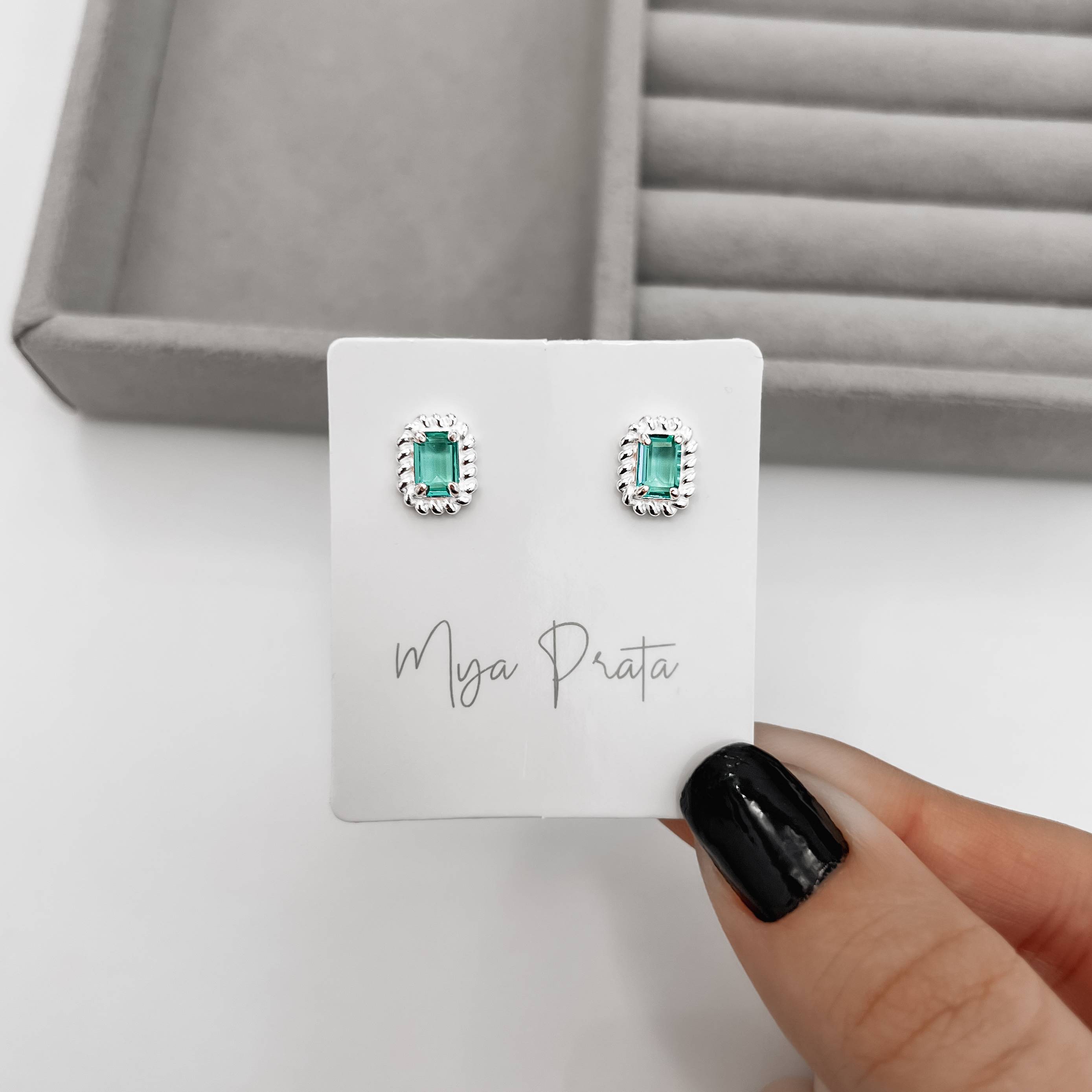 Imagem Brinco zircônia retangular acqua detalhe torcido 10mm