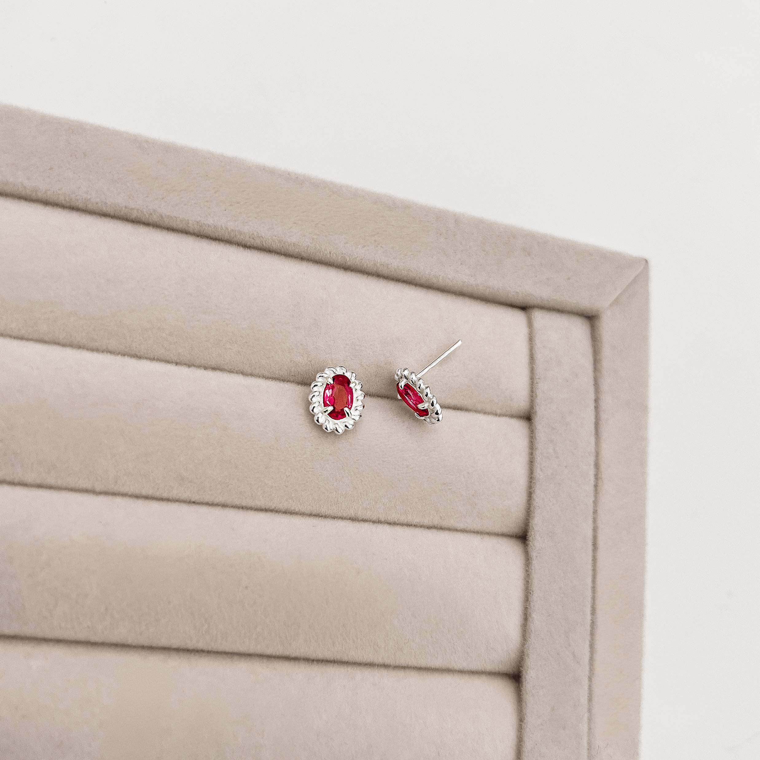 Imagem Brinco zircônia oval cereja detalhe torcido 10mm