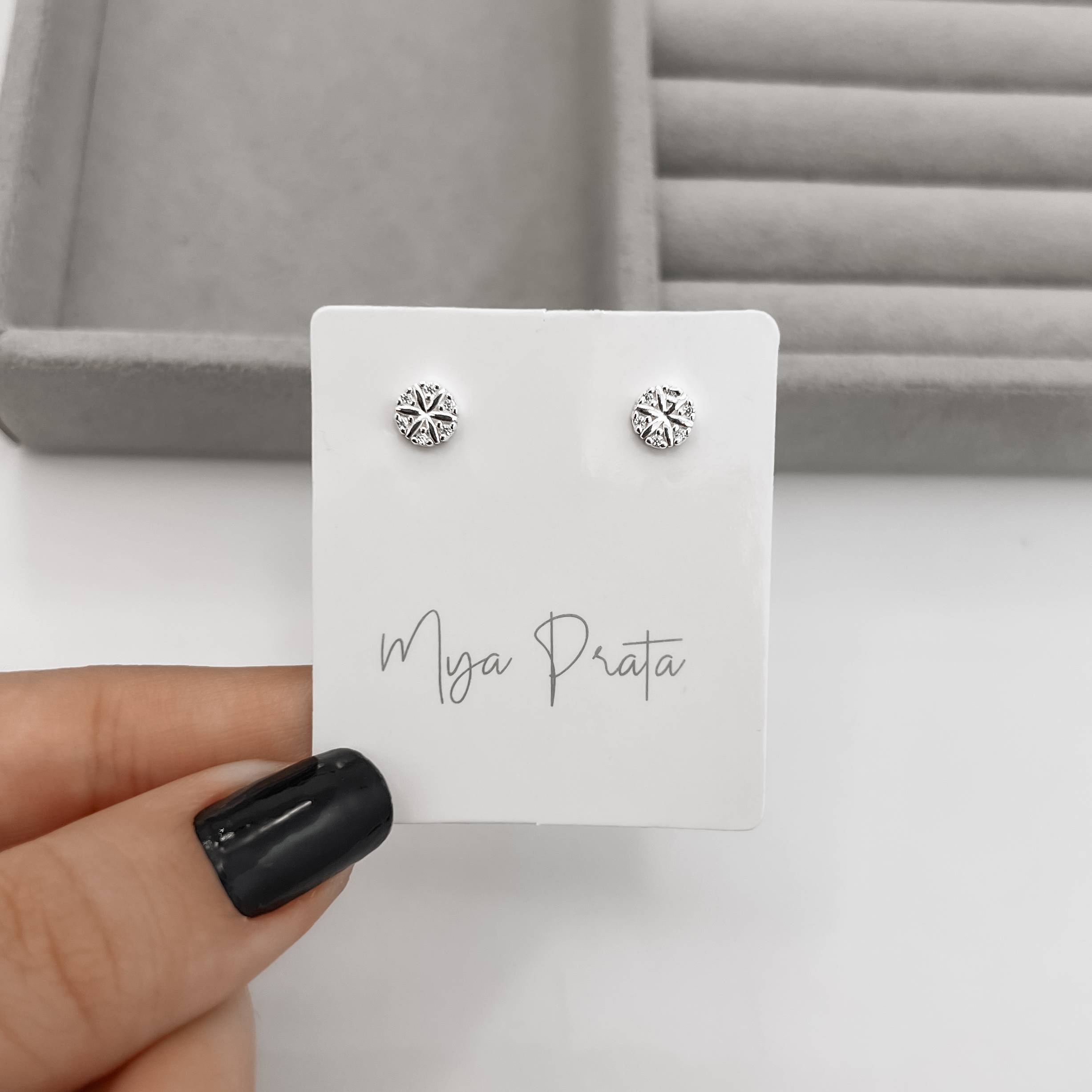 Imagem Brinco medalha flor com zircônias 6mm