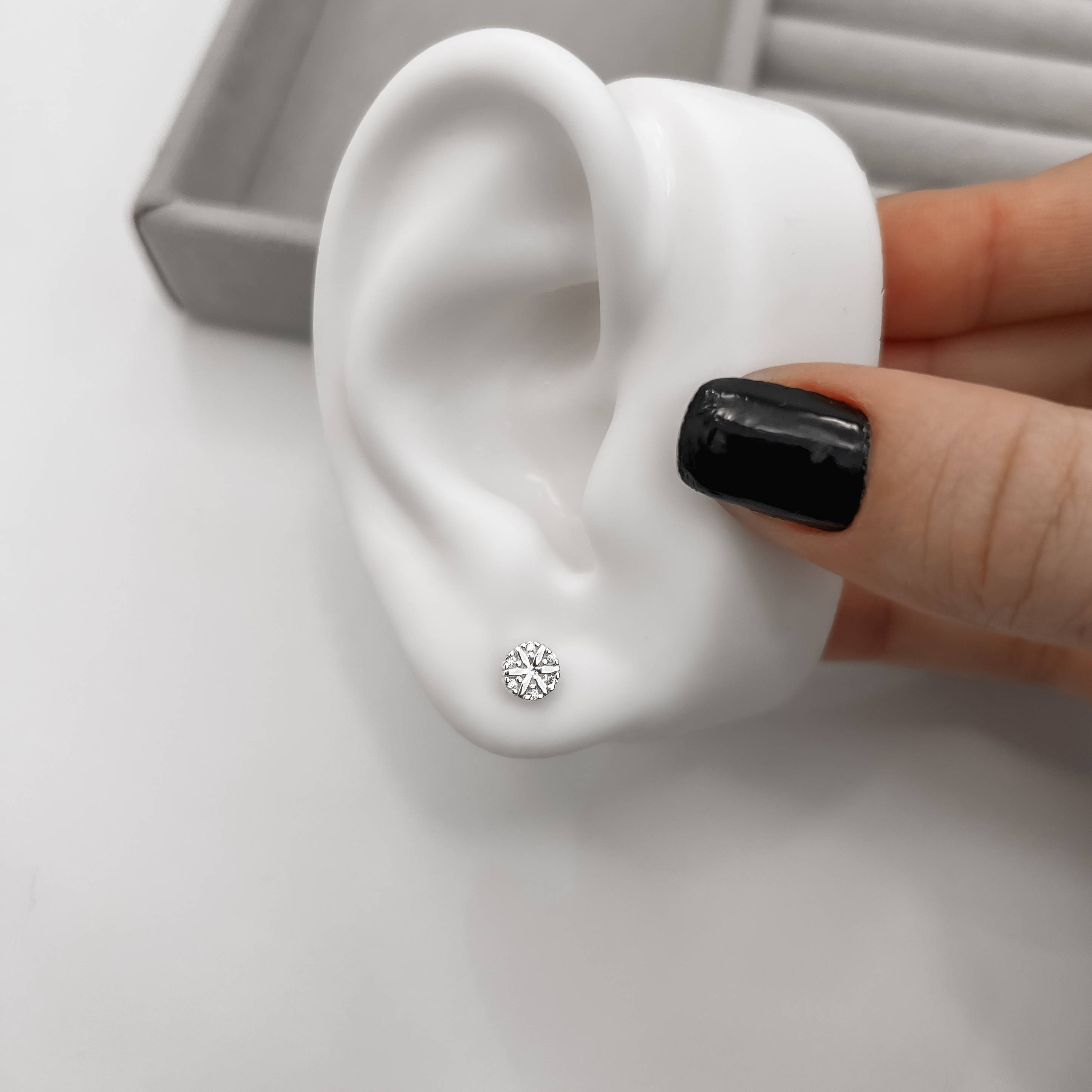 Imagem Secundária Brinco medalha flor com zircônias 6mm