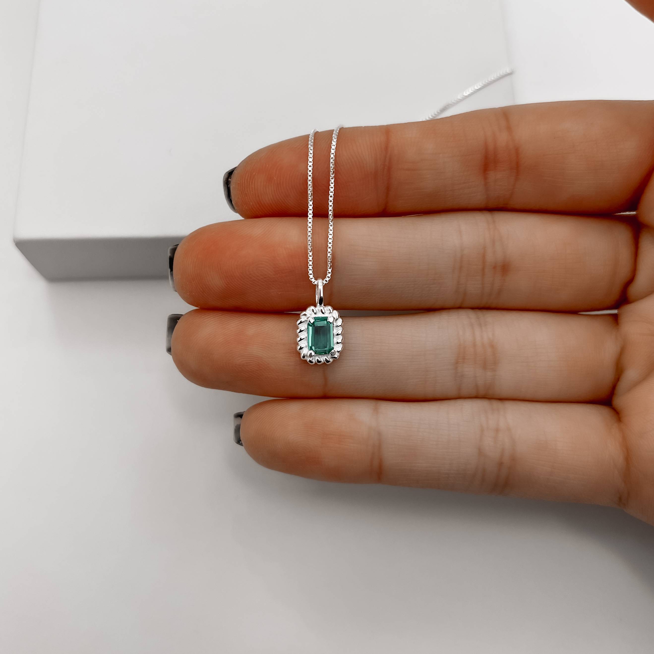 Imagem Secundária Colar pingente zircônia retangular acqua detalhe torcido 10mm 45cm