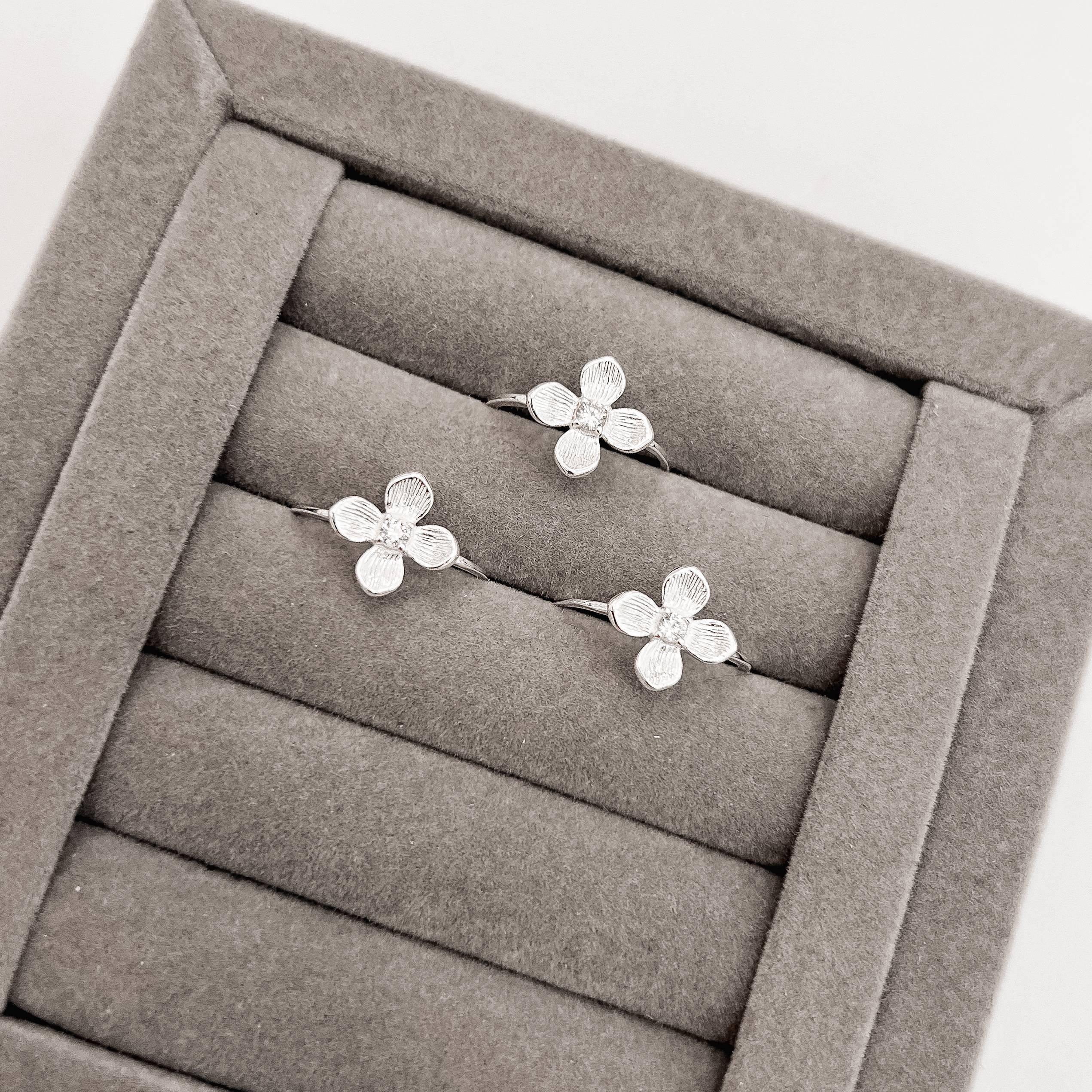 Anel flor 4 pétalas com zircônia