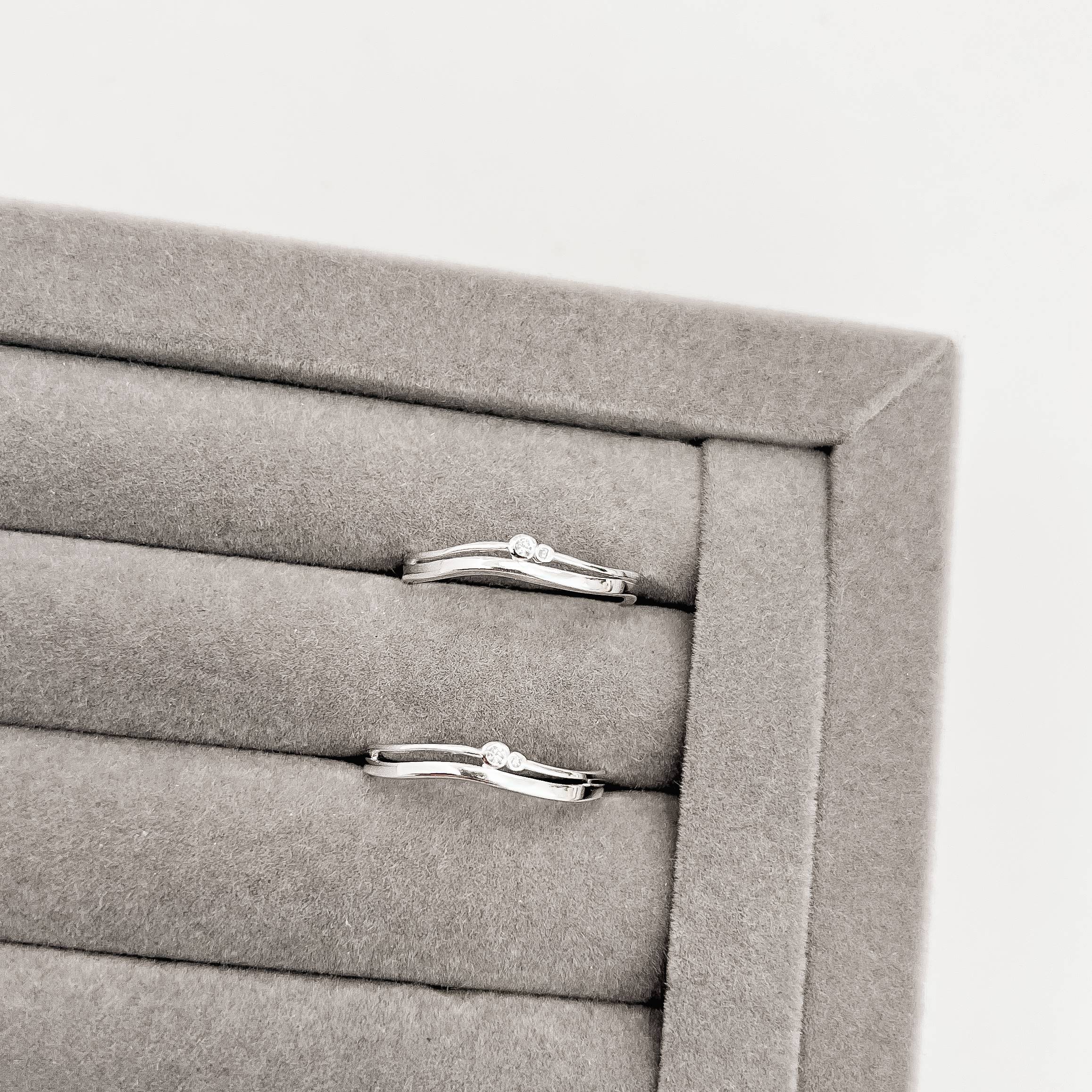 Anel ondulado fio duplo com zircônias