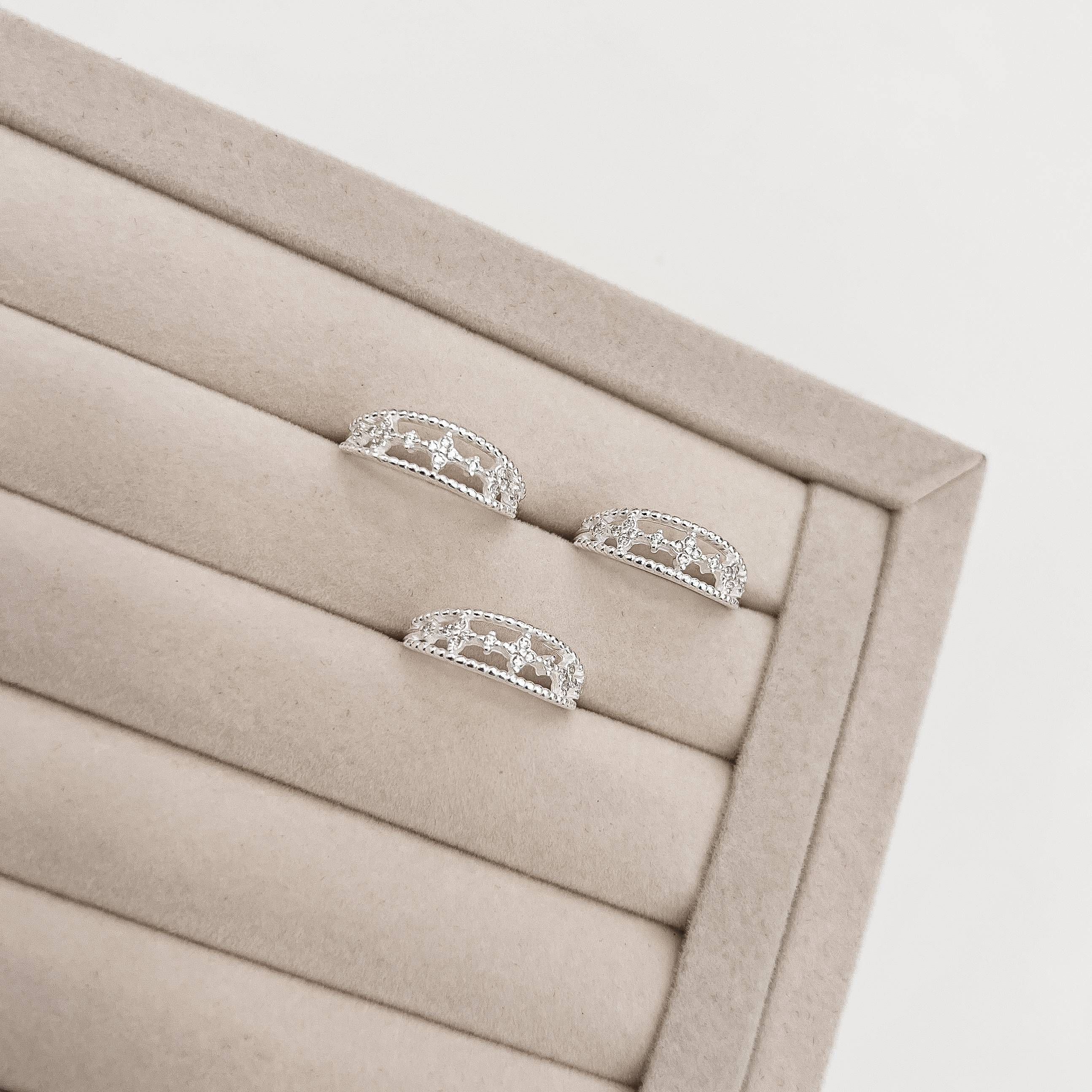 Anel fio triplo bolinhas e trevos cravejados