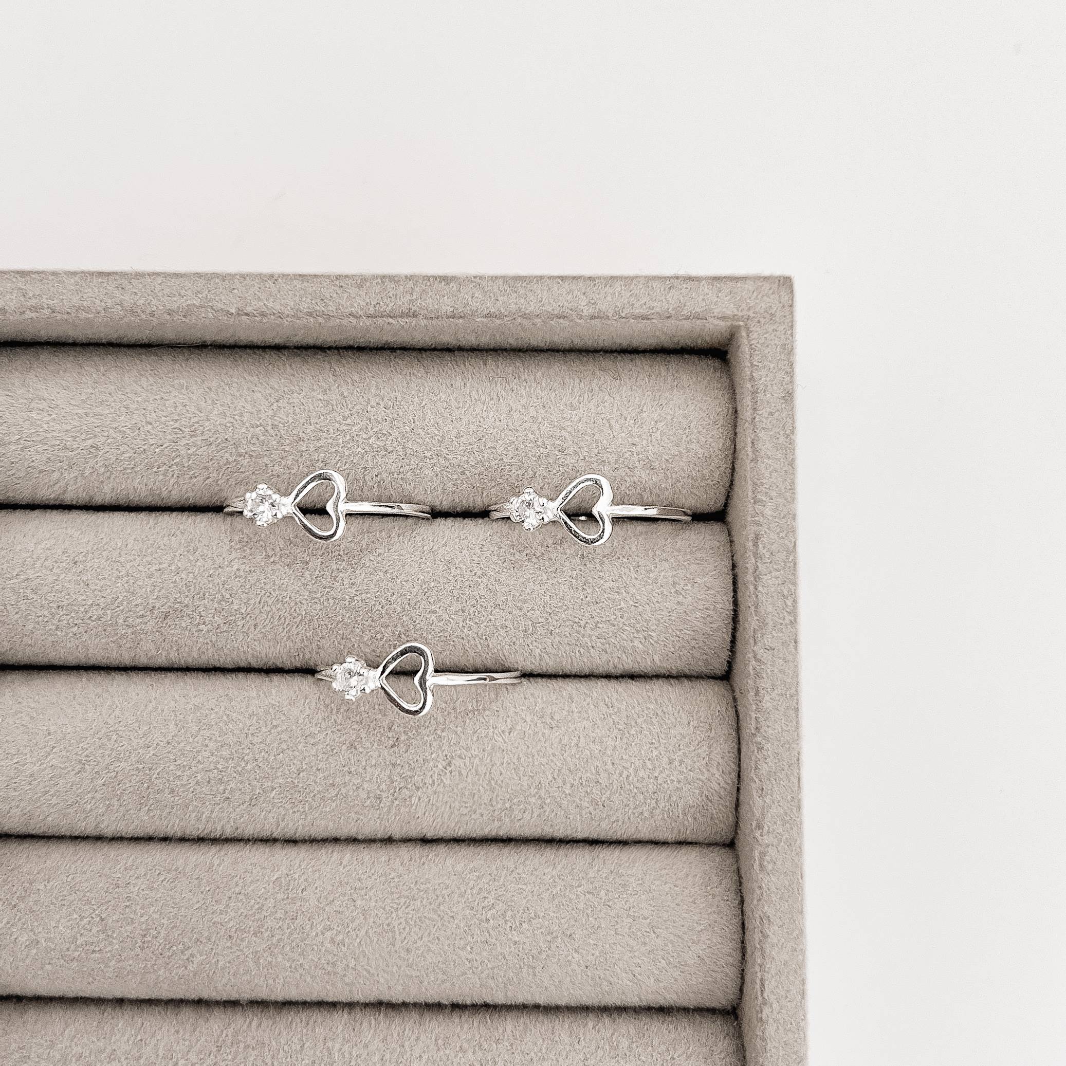 Anel coração vazado com zircônia cristal