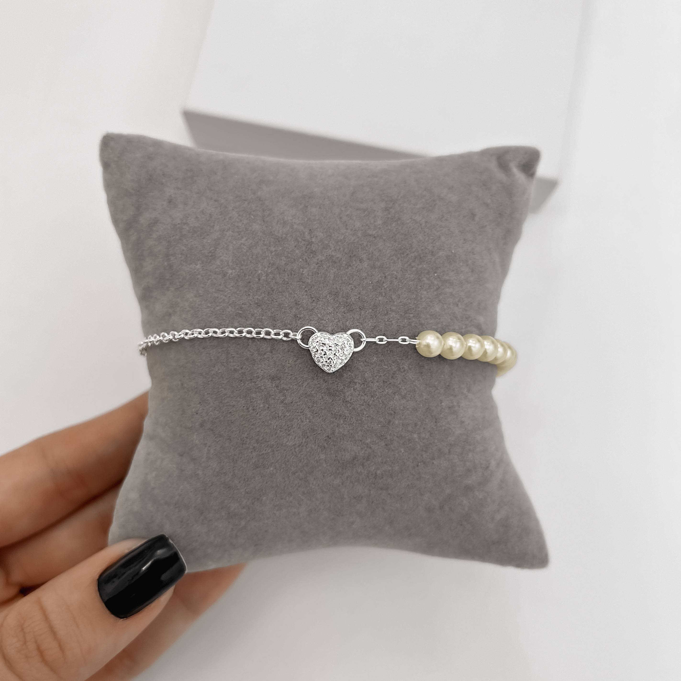 Imagem Secundária Pulseira entremeio coração cravejado 8mm corrente elo português e pérolas 17cm com alongadora