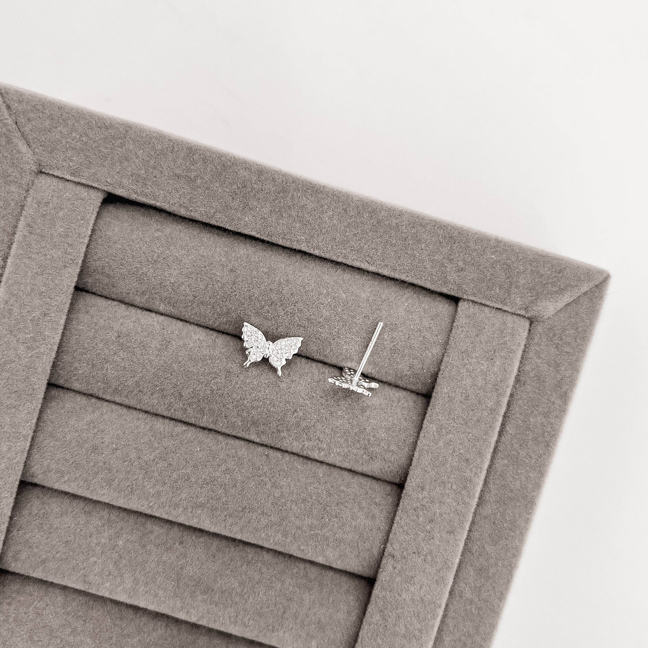 Imagem Brinco borboleta cravejada 10mm