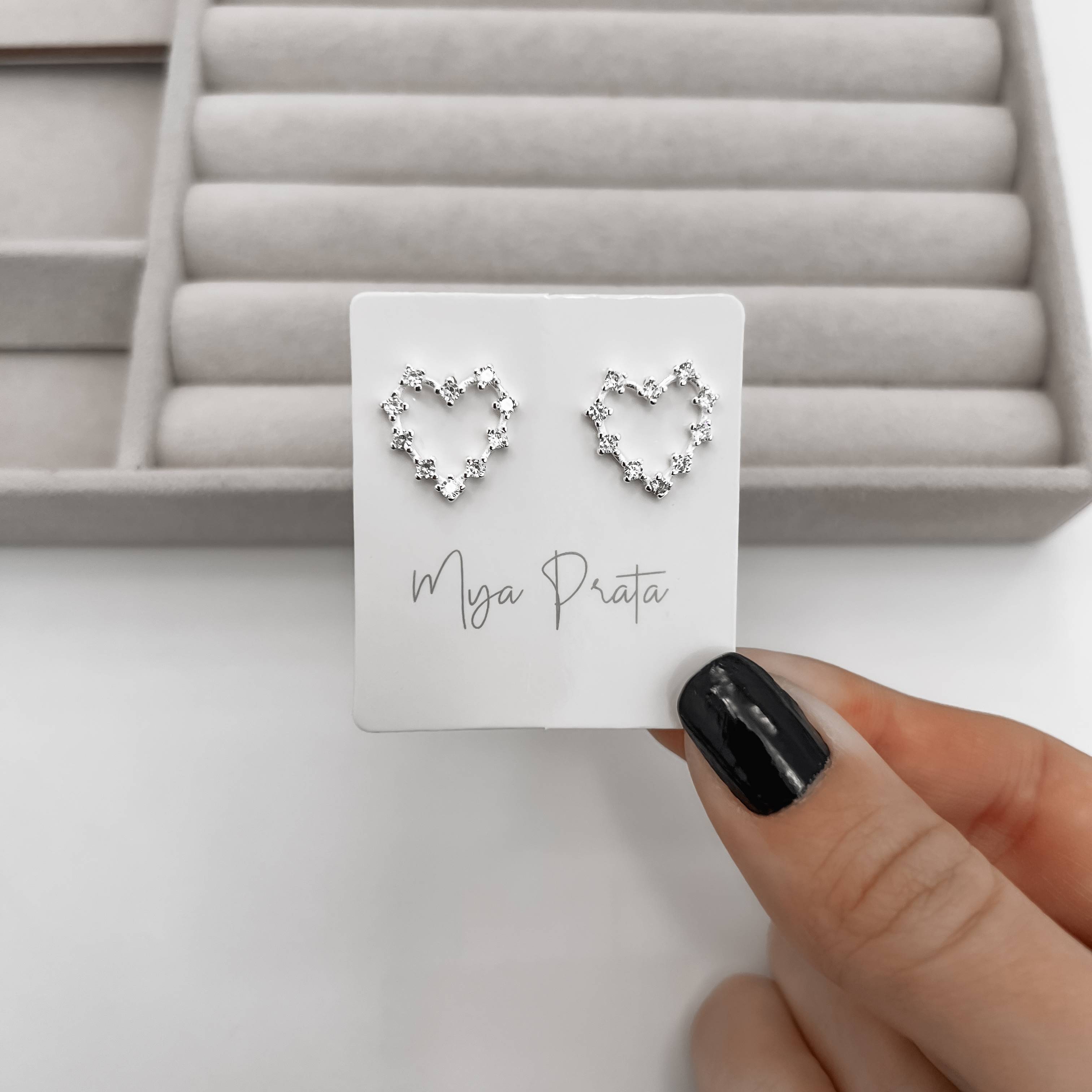 Imagem Brinco coração vazado com zircônias 14mm