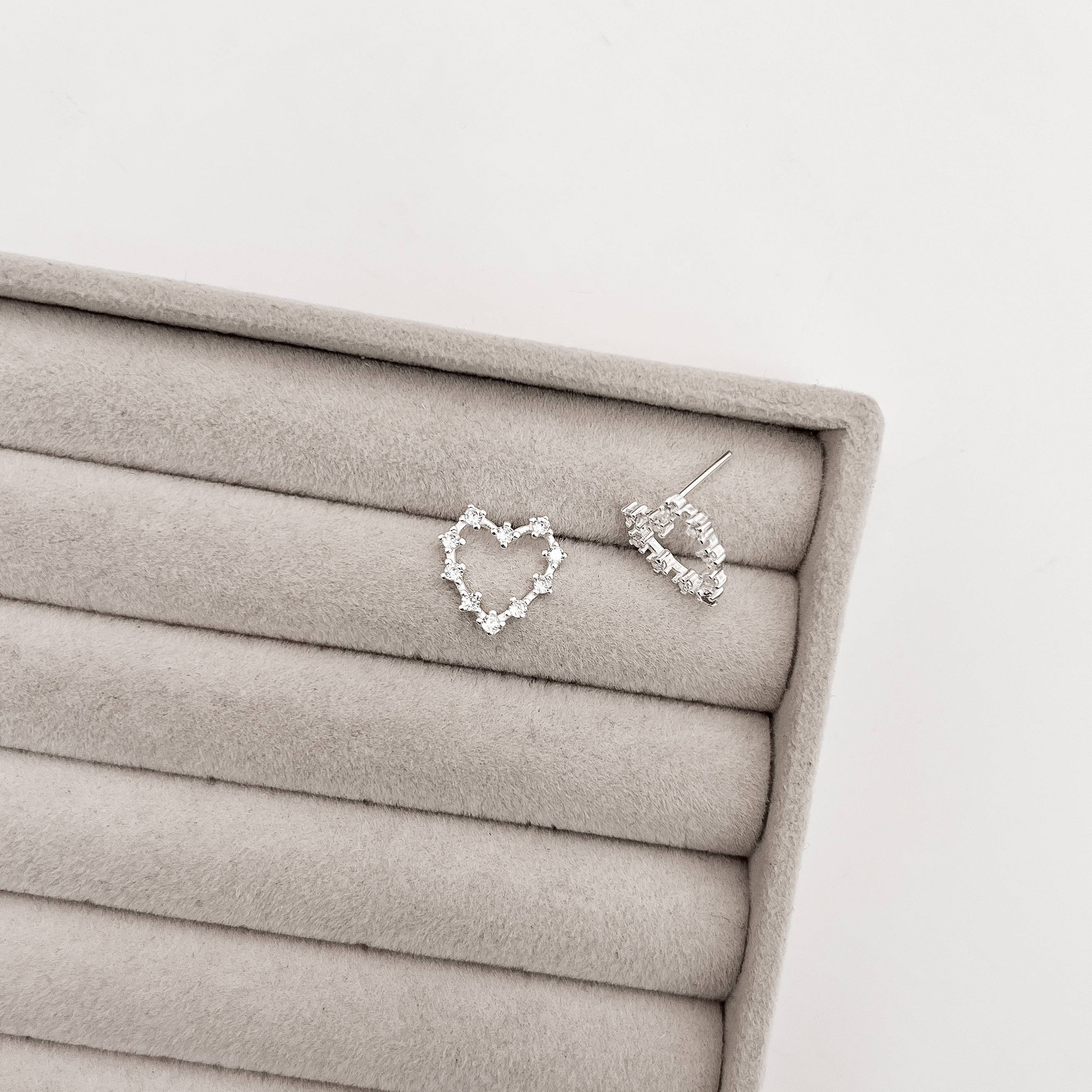 Imagem Secundária Brinco coração vazado com zircônias 14mm