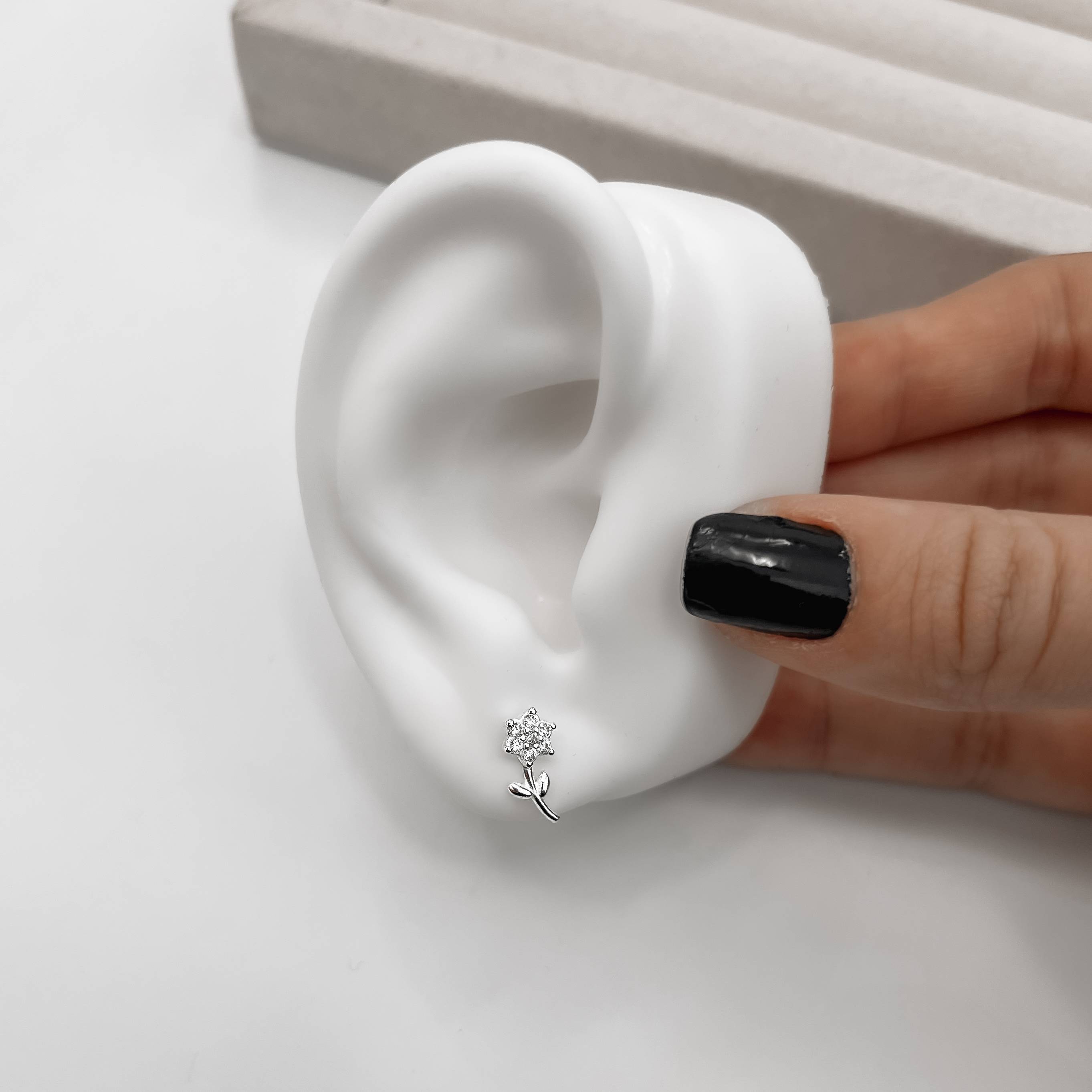 Imagem Brinco flor com zircônias 12mm