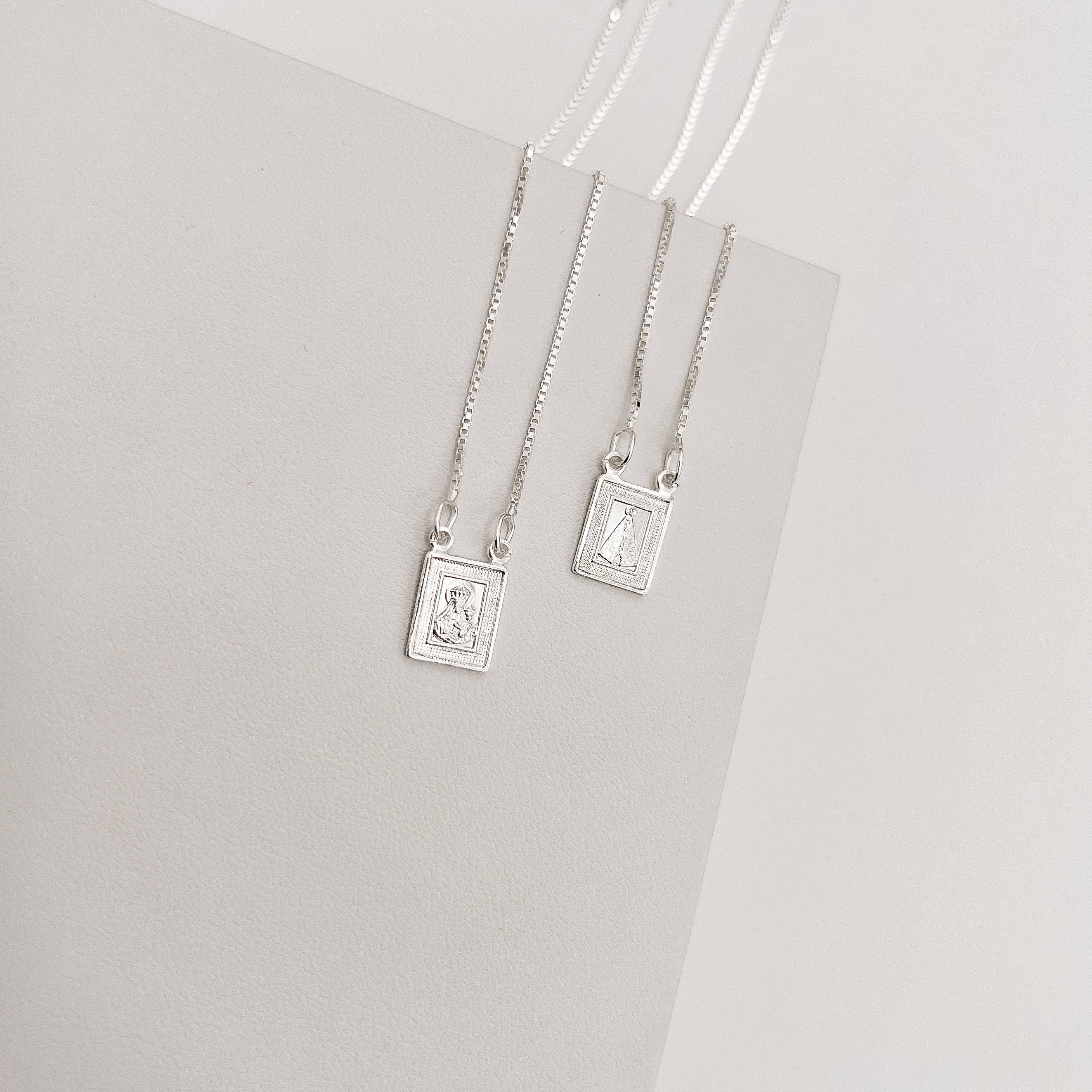 Escapulário medalhas Nsa. Sra. Aparecida e Nsa. Sra. do Carmo verso Salmos v15 60cm