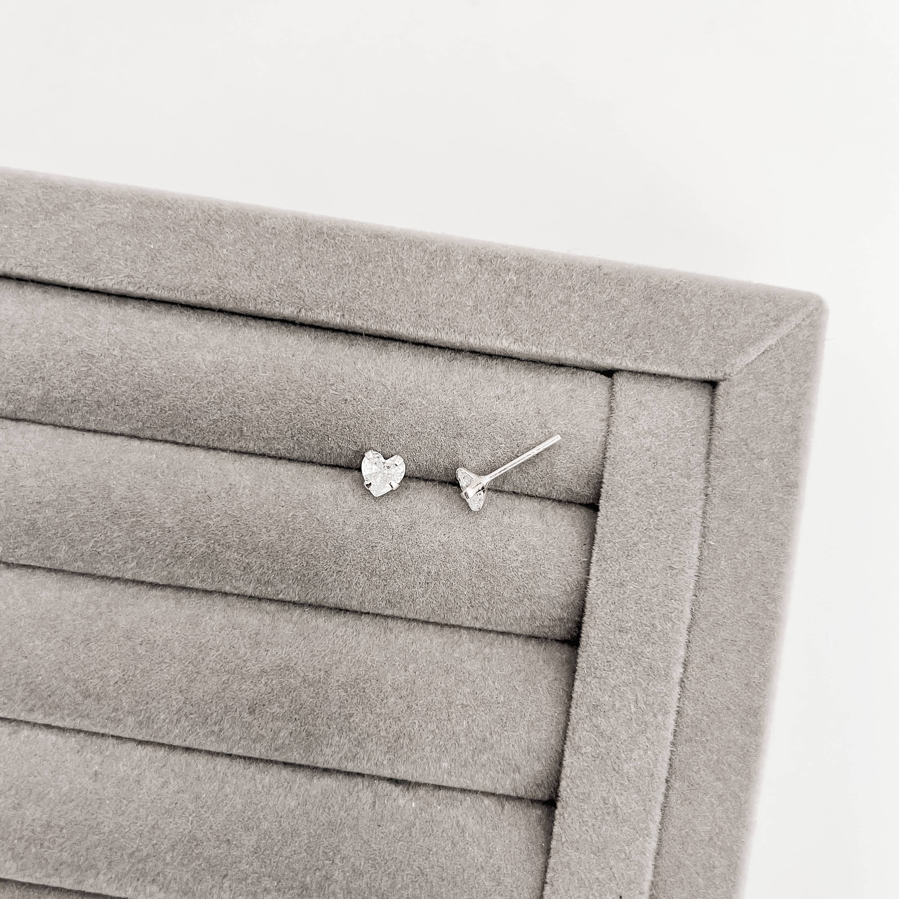 Brinco zircônia coração cristal 5mm