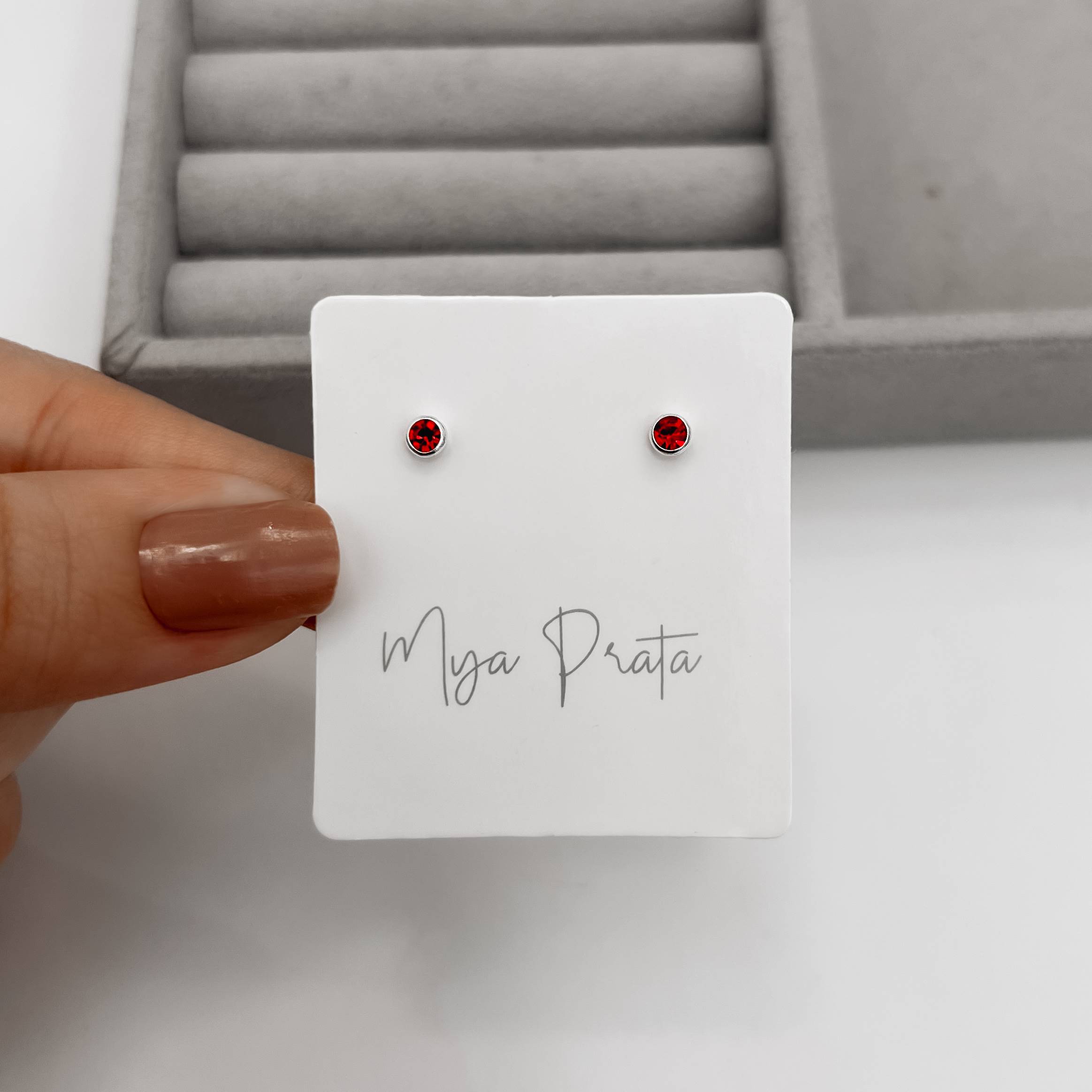 Imagem Secundária Brinco zircônia redonda embutida vermelho 3mm