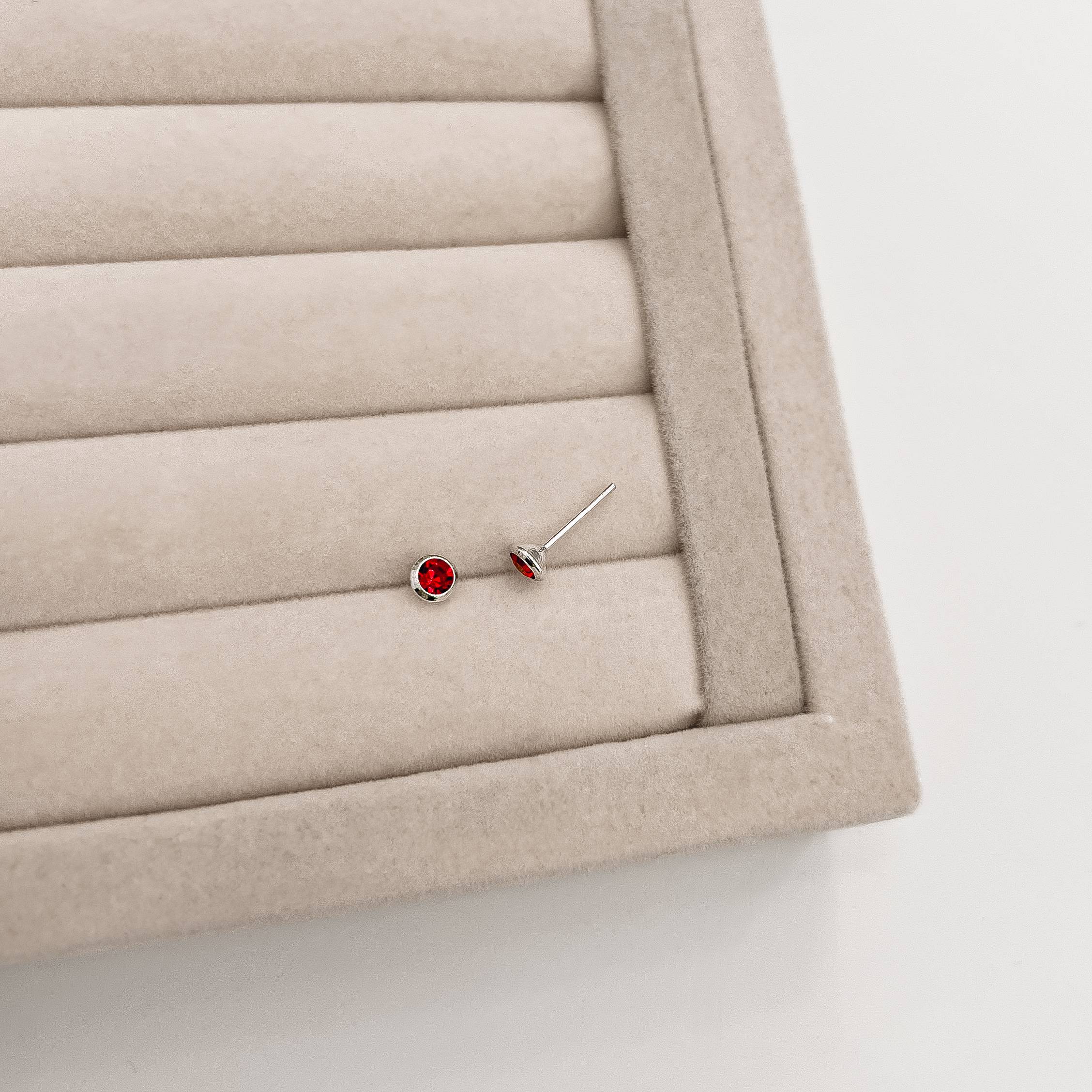 Imagem Secundária Brinco zircônia redonda embutida vermelha 4mm