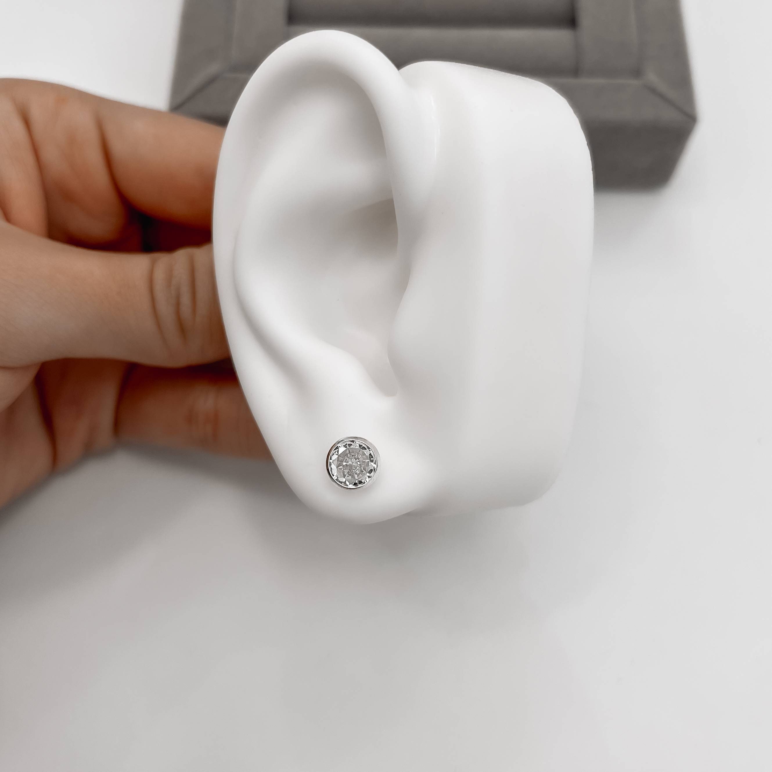 Imagem Brinco zircônia redonda embutida cristal 8mm