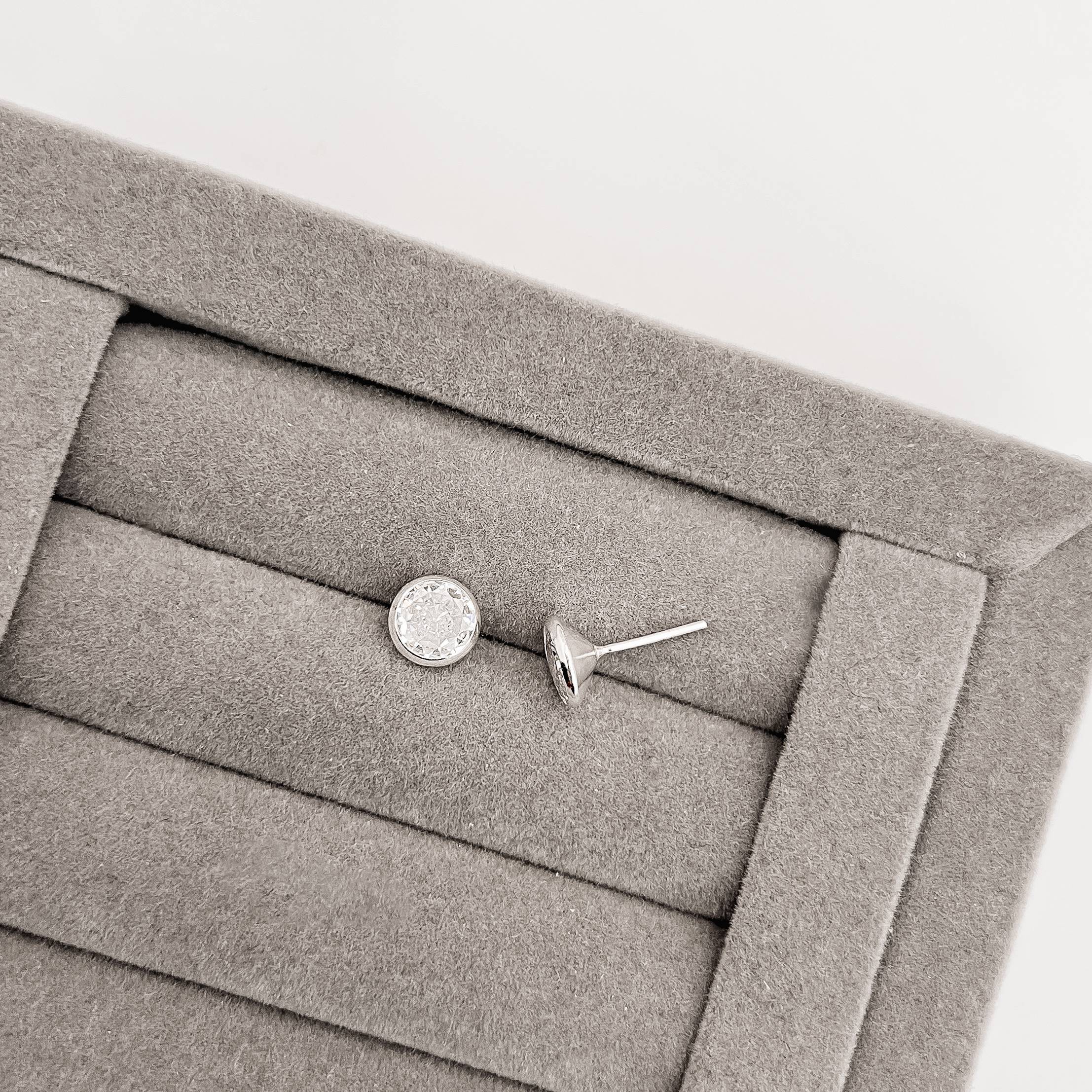 Imagem Secundária Brinco zircônia redonda embutida cristal 8mm