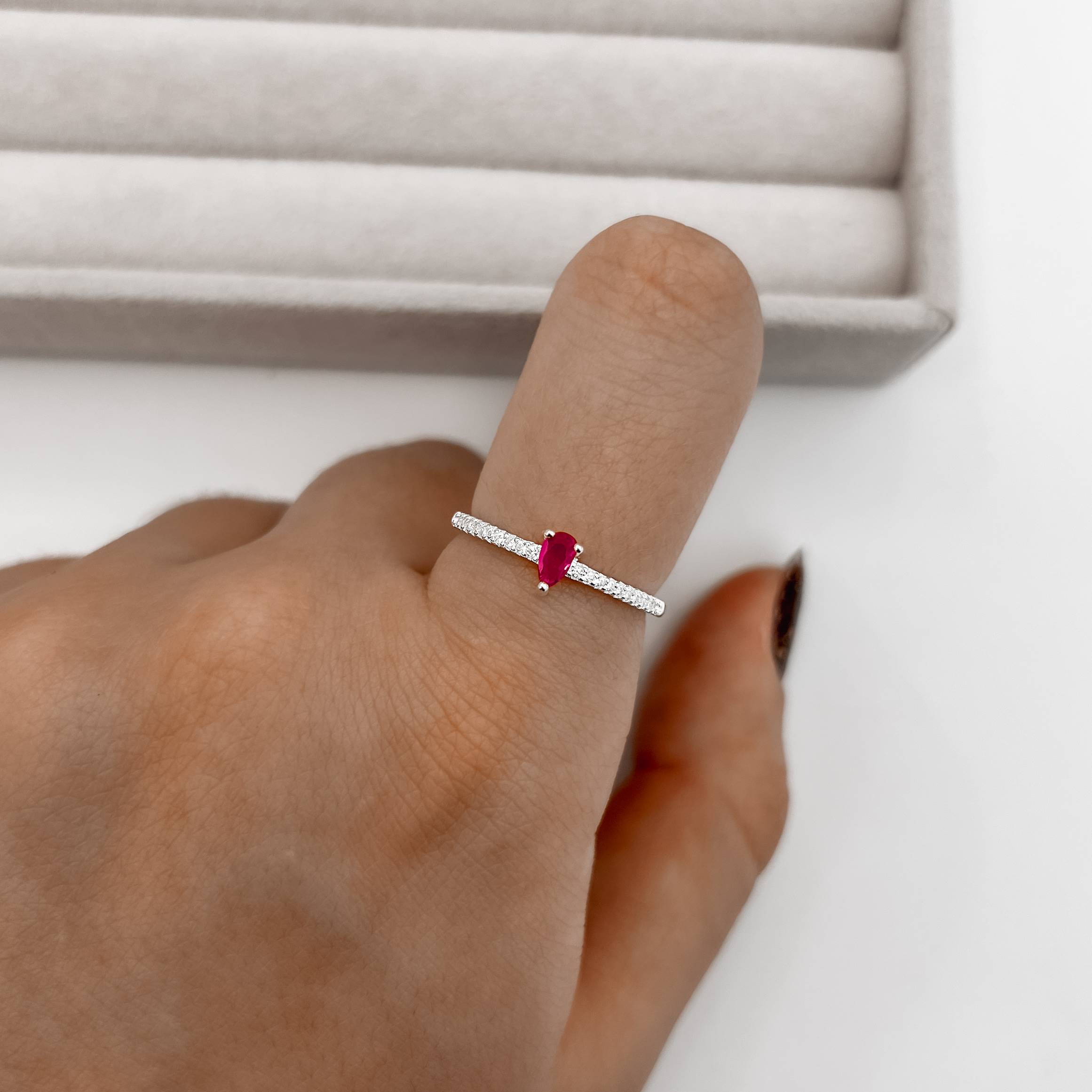 Imagem Secundária Anel meia aliança com zircônia gota rubi 5mm