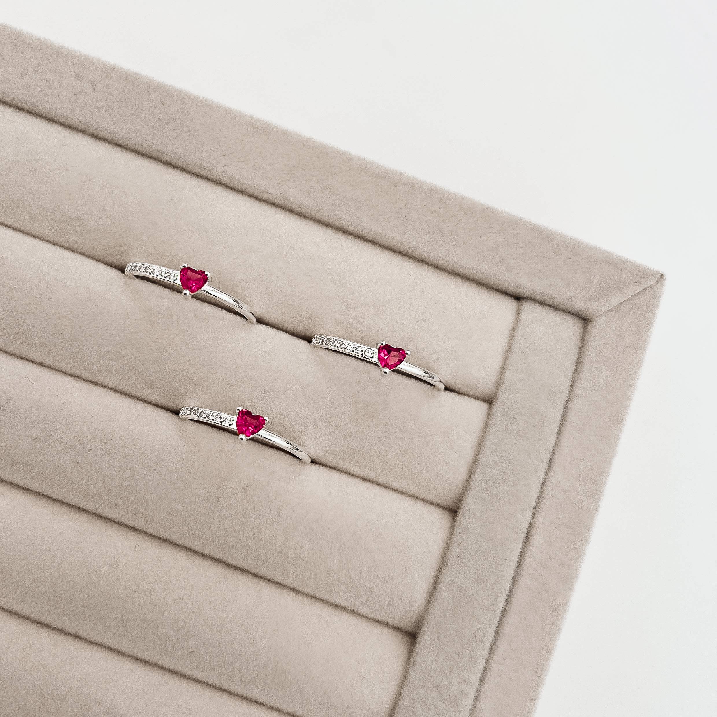 Imagem Secundária Anel zircônia coração rubi com cravejado lateral